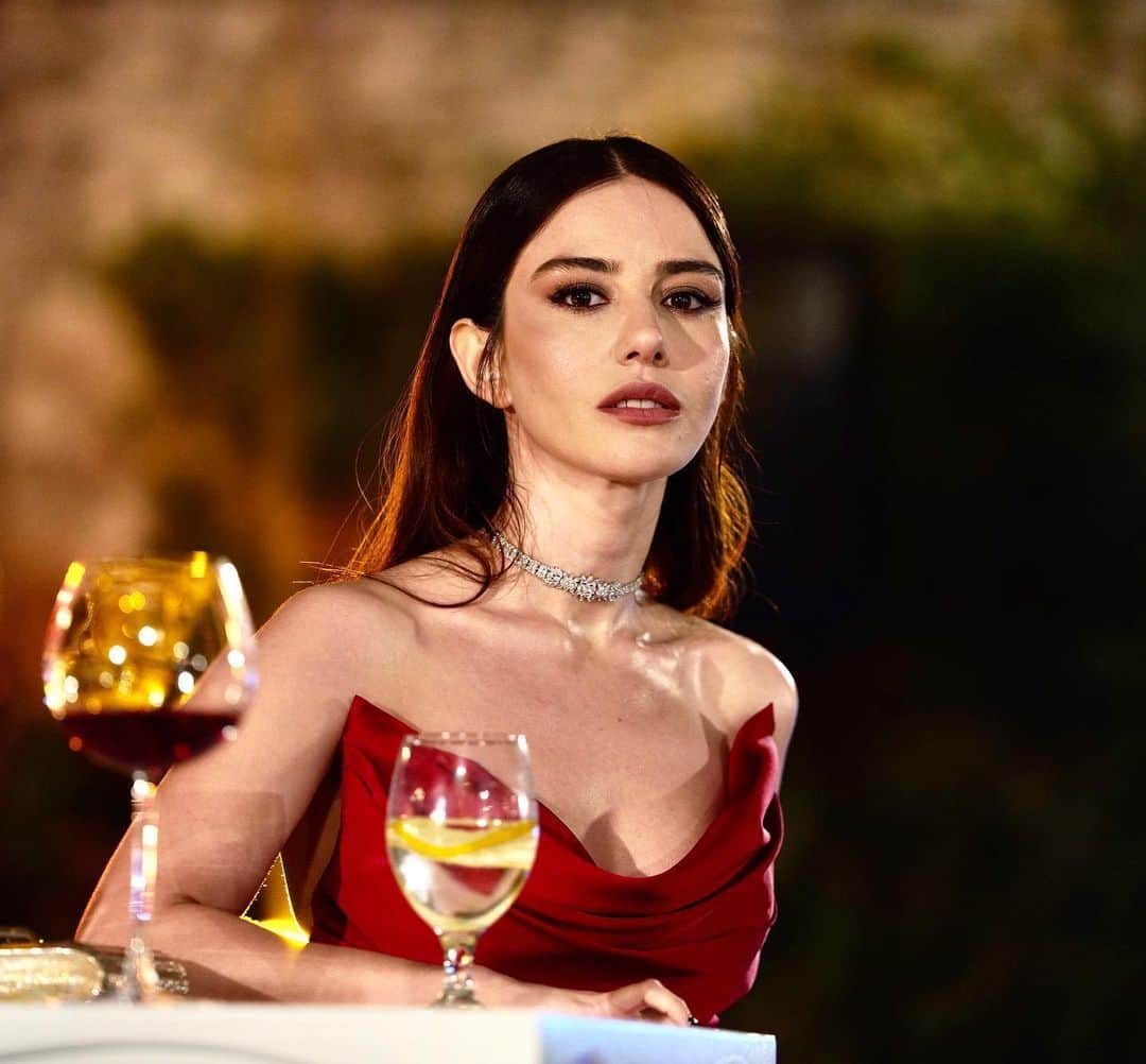 Ozge Gurelのインスタグラム：「Çok heyecan çok 💃🏻💃🏻 bu akşam @bayyanlisfox 🥳🥳」