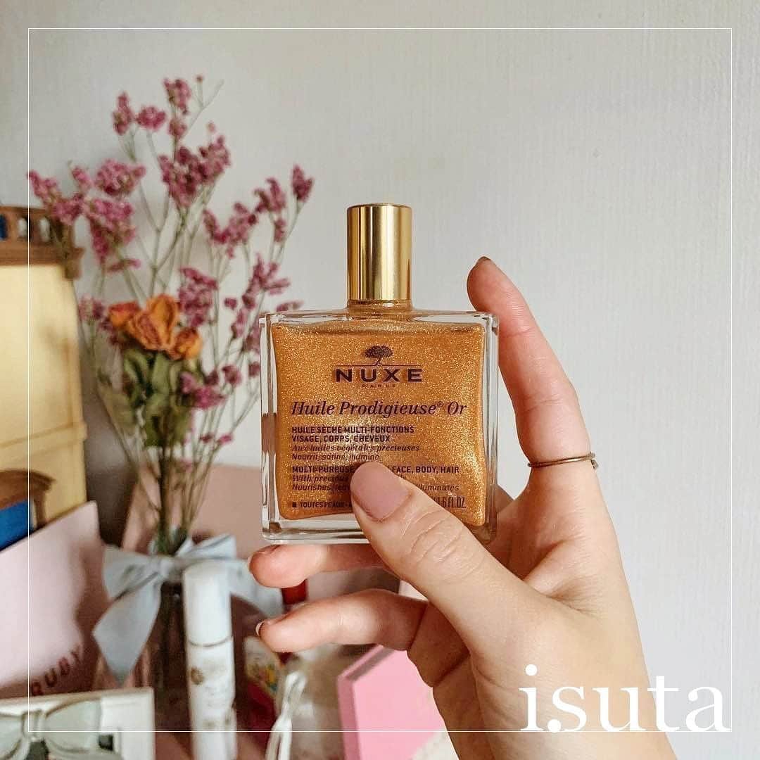 のインスタグラム：「デコルテがキラキラな人ってかわいくない？♡﻿ 肌見せの夏は「NUXE ゴールド オイル」で煌めく肌を手に入れよ♪﻿ ﻿ ﻿ NUXE（ニュクス）は厳選された自然由来の成分にこだわった、パリを代表するナチュラルコスメティックブランド。﻿ ﻿ ﻿ 代表的な製品の「プロディジューオイル（税込3300円 / 50mL）」は、1本で全身に使えるマルチ美容液。﻿ ﻿ ﻿ 誰もが虜になる魅力的な香りとマルチに使える優秀さから、おしゃれ女子の間で愛されているアイテムなんです！﻿ ﻿ ﻿ おすすめのゴールドオイルの方は、保湿効果のあるオイルにきめ細かいラメパウダーが配合されているので、デコルテや肩・腕などに仕込めば輝きがプラスされて華やかな印象にしてくれますよ♡﻿ ﻿ ﻿ 詳細はぜひ @isuta_jp トップのURLから記事をチェック！﻿ ﻿ ﻿ photo by﻿ @eriishiii﻿ @s12m12t﻿ @angelove_s2﻿ ﻿ ﻿ #isuta #イスタ #isuta_fashion﻿ #isutapic #make #cosme #cosmetics ﻿ #nuxe #nuxeoil #nuxeparis ﻿ #ニュクス #ニュクスオイル #マルチオイル﻿ #ニュクスプロディジューオイル #美容液﻿ #オイル美容 #スキンケア #スキンケア用品﻿ #ボディケア #ヘアケア #コスメ ﻿ #マッサージオイル #コスメ好きさんと繋がりたい﻿ #スキンケア好きさんと繋がりたい﻿ #お洒落さんと繋がりたい ﻿ #おしゃれさんと繋がりたい ﻿ #cosme #bodyoil #beauty」
