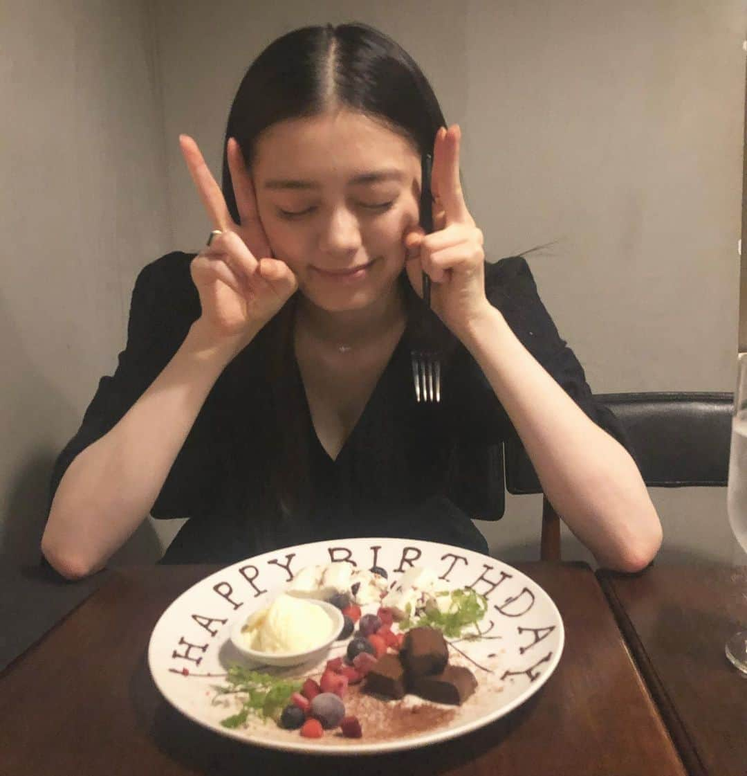 紺野彩夏さんのインスタグラム写真 - (紺野彩夏Instagram)「遅くなりましたが、21歳になりました〜！ たくさんお祝いしていただいてありがとうございました！ 全部読みました☺︎ そして、いつも応援ありがとうございます。 21歳もたくさんいい報告をできるように頑張るので、たくさん応援してくれると嬉しいです☺︎」6月26日 19時19分 - ayaka_konno_official