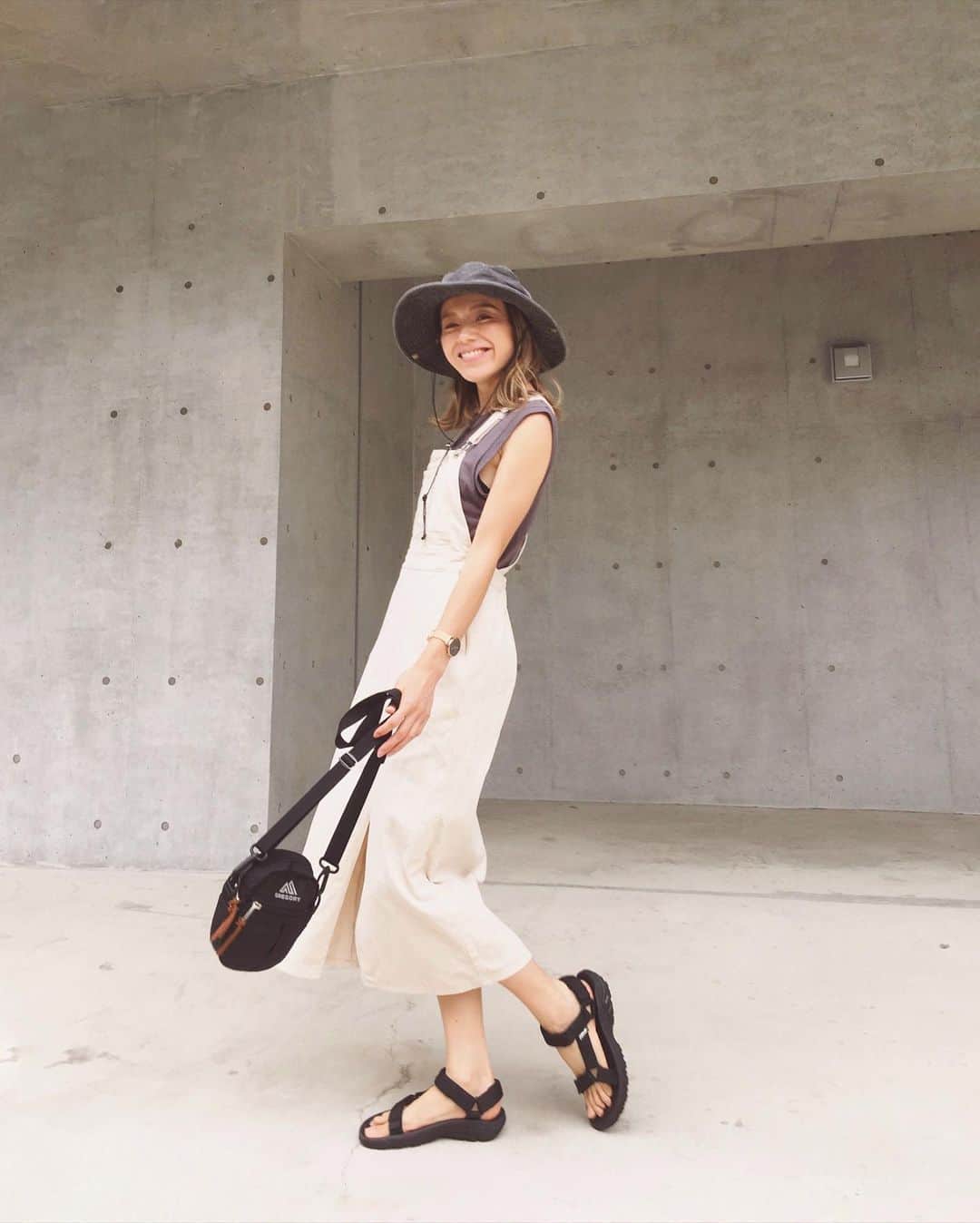 階上実穂さんのインスタグラム写真 - (階上実穂Instagram)「今日のコーデはお気に入りのジャンスカで𝙲𝚊𝚖𝚙 𝚏𝚊𝚜𝚑𝚒𝚘𝚗🏕  @tevajapan 今年も大活躍してくれそう🤘🔥 はやく𝙲𝚊𝚖𝚙に行きたいけどキャンプ場が混んでそうでこわい。。。 #ootd #camp #fashion #キャンプコーデ #ジャンスカ #アウトドアファッション #teva #サンダル」6月26日 19時19分 - miho_ishigami