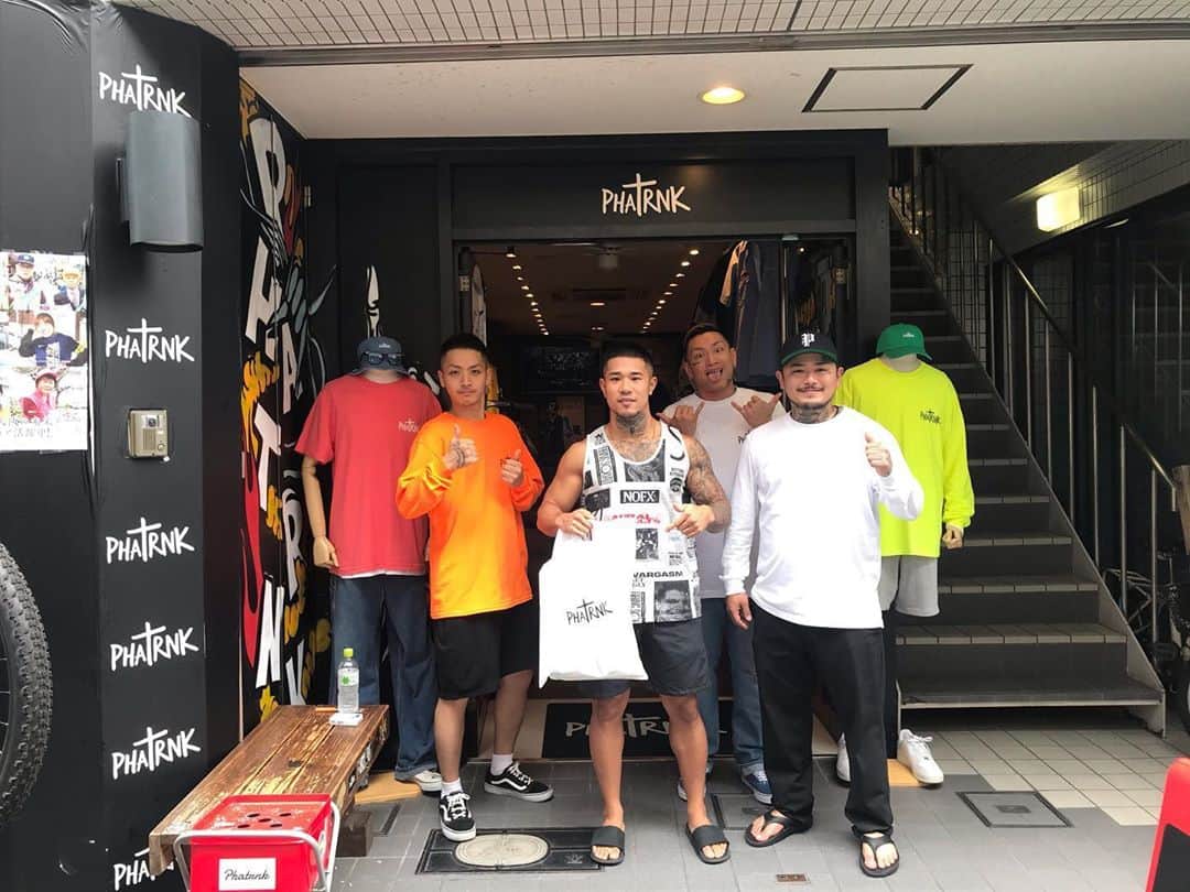 中村寛のインスタグラム：「. お店に立ち寄ったら応援してくれてたみたいで📸 . #phatrnk さんありがとうございました😌 .」
