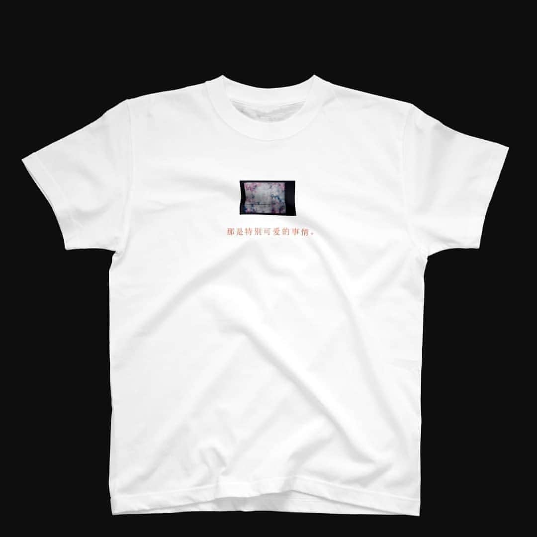 のインスタグラム：「人間レストランも私もこぞってＴシャツをsuzuriで作ってしまいました😂✨✨ お互いのsuzuriショップにて買って買ってね☺️🌈🌈🌈 #suzuri #愛しいのこと  #7月4日から12日まで  #写真展 #人間レストラン」