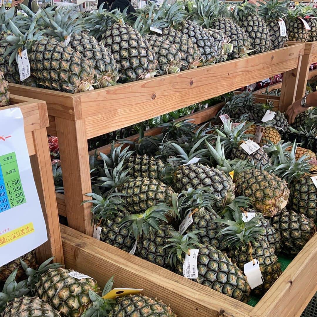 大阪ウシ子さんのインスタグラム写真 - (大阪ウシ子Instagram)「今が旬パイナップル山盛り🍍🐥. . . . ゴールドバレル最高❤️ . . . 新種のヤエゴールドも缶詰レベルの糖度🥳. . . . 今日御来店のお客様にデザートパイナップルサービスしますぅ😍‼️. . . . パイナップル大好き✨👌😆 の気持ちを２枚目の表情に託しました🙌 . . . 御来店の際はご連絡ください♡. ソーシャルディスタンス守りますゆえ❤️. . . .  どうぞよろしくお願い致します。. . . .  #石垣島 #石垣牛　 #大阪 #焼肉弁当 #ミナミ焼肉 #大阪焼肉  #焼肉 #ウシ子 #ウシミ #DiDifood #Ubereats はもうすぐ対応します #テイクアウト  #TAKEOUT #デリバリー #晩ご飯 #おうちごはん #ソーシャルディスタンス #今夜の晩御飯  #大阪出前  #晩飯 #今夜の晩ご飯 #出前 #ゆがふ #焼肉好きな人と繋がりたい #焼肉好きと繋がりたい #カレー #大阪城 #心穏やかに . .」6月26日 19時29分 - choshu.yugafu.yakiniku