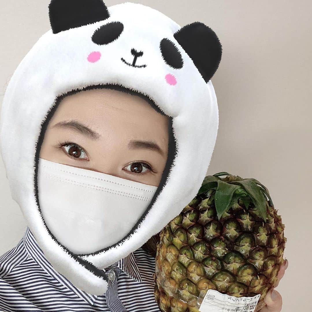 大阪ウシ子さんのインスタグラム写真 - (大阪ウシ子Instagram)「今が旬パイナップル山盛り🍍🐥. . . . ゴールドバレル最高❤️ . . . 新種のヤエゴールドも缶詰レベルの糖度🥳. . . . 今日御来店のお客様にデザートパイナップルサービスしますぅ😍‼️. . . . パイナップル大好き✨👌😆 の気持ちを２枚目の表情に託しました🙌 . . . 御来店の際はご連絡ください♡. ソーシャルディスタンス守りますゆえ❤️. . . .  どうぞよろしくお願い致します。. . . .  #石垣島 #石垣牛　 #大阪 #焼肉弁当 #ミナミ焼肉 #大阪焼肉  #焼肉 #ウシ子 #ウシミ #DiDifood #Ubereats はもうすぐ対応します #テイクアウト  #TAKEOUT #デリバリー #晩ご飯 #おうちごはん #ソーシャルディスタンス #今夜の晩御飯  #大阪出前  #晩飯 #今夜の晩ご飯 #出前 #ゆがふ #焼肉好きな人と繋がりたい #焼肉好きと繋がりたい #カレー #大阪城 #心穏やかに . .」6月26日 19時29分 - choshu.yugafu.yakiniku