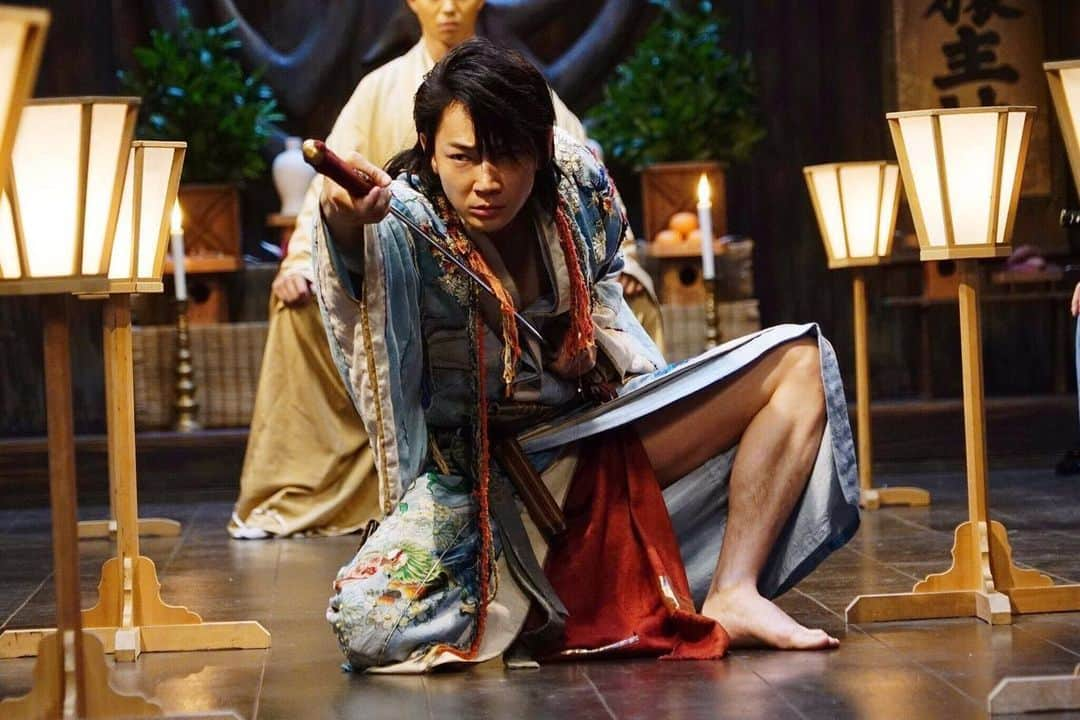 dTVさんのインスタグラム写真 - (dTVInstagram)「～#美男採集図鑑 by dTV～﻿ ﻿ 「パンク侍、斬られて候」より掛十之進（綾野剛）をピックアップ🌟﻿ ﻿ 超人的剣客を自称する掛十之進（綾野剛）がついた嘘をきっかけに、世界を揺るがす大合戦がはじまる。悪のカリスマ指導者、神出鬼没の密偵、謀略家の家老、最強の暗殺者、エスパー、謎の美女…次々とあらわれるクセもの達。ある隠密ミッションの発令によって始まる前代未聞のハッタリ合戦。そして一人の女をめぐる恋の行方と、一人の猿が語り出す驚きの秘密。クセもの12人による、生き残りを賭けた戦いの行方は…？﻿ ﻿ 超人的な力を持つ掛十之進演じる綾野剛さんの剣さばきが、超人的にかっこいいで候。﻿ 軍議で戦への士気を高めたり、時には想いを貫く男らしさも魅力。﻿ 普段はテキトーでだらしないハッタリだらけの十之進、殺陣のシーンでのギャップがたまりません。。﻿ ﻿ @punksamurai ﻿ #綾野剛 #北川景子 #パンク侍斬られて候 #パンク侍﻿ #推しのいるdTV活 #推しのいる生活 #dTV #dtv」6月26日 19時30分 - dtv.pr