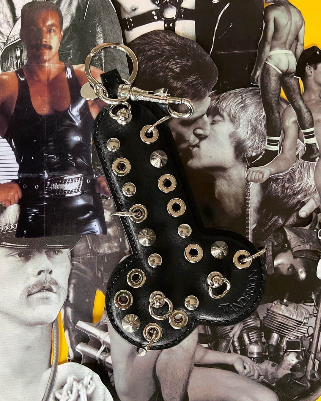 JWアンダーソンさんのインスタグラム写真 - (JWアンダーソンInstagram)「Happy Friday. (winking emoji) Limited quantities of the special edition Tom of Finland penis keyring still available exclusively at JWAnderson.com and our London Soho store. #TomofFinland #HappyPride」6月26日 19時30分 - jw_anderson