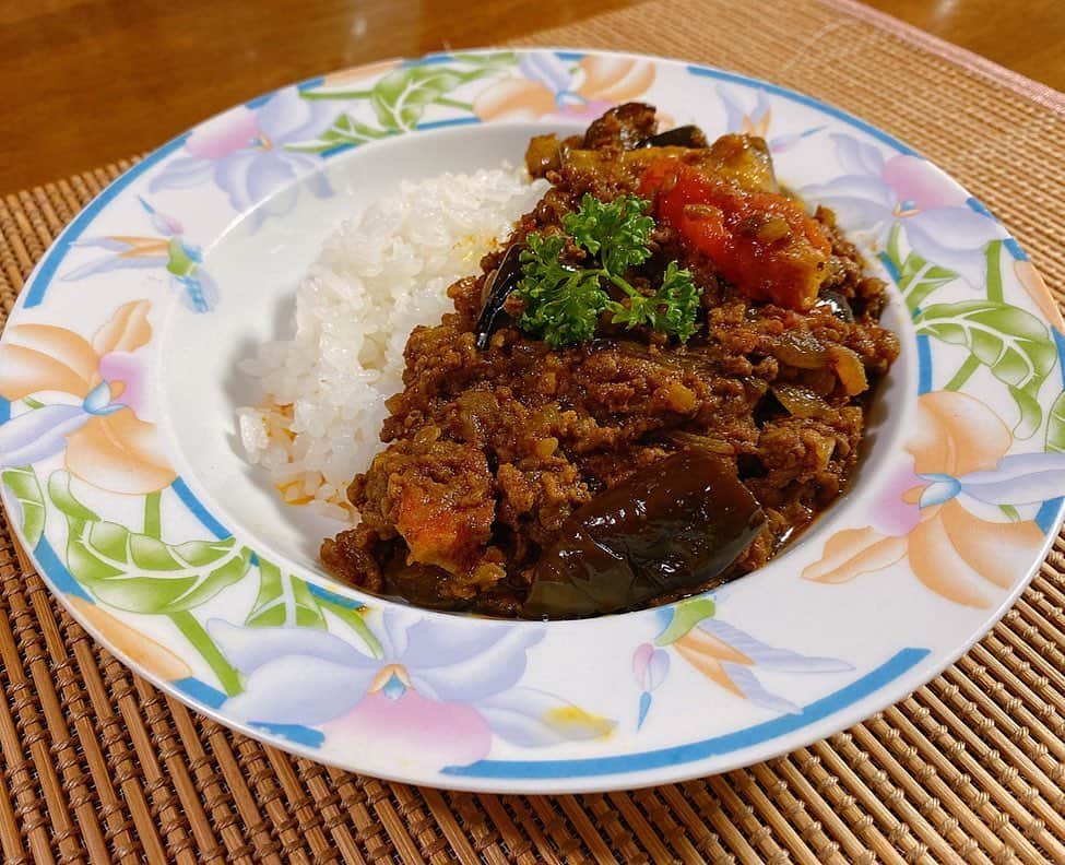 のインスタグラム：「* ･ ルーを使わないカレー🍛第2弾！ 今日は、ひき肉とナスの トマトカレーを作りました。 ルーを使っていないので低糖質✨ 写真にうつっていないけれど サラダとリンゴも添えました🥗 お父さんがご飯をおかわりして 食べてくれて嬉しかった～☺️ ･ #えりごはん🍳 #カレー #ヘルシー #トマト #ナス #おうちごはん #cooking #diet #太田英里 #健康食コーディネーター #ナチュラルフードコーディネーター #Bright #三重PR大使 #ミス桑名 #釣りガール #女優 #モデル #model #actress #talent #shorthair #ショートヘア #料理好きな人と繋がりたい」