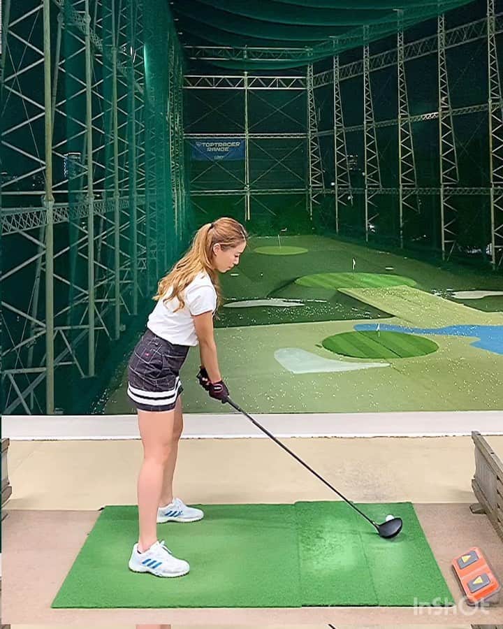 のインスタグラム：「こんばんは⭐️ . この前のドライバー練習⛳️💕 . ドライバーも手首を返す意識はしてるんだけど、ヘッドが重い分ウッドよりもなかなかうまくいかない😂 . 1枚目は、202yards 2枚目は、196yards だったかな。 . ちょっとミスショットしても200yards飛ばせるくらいになりたいけど、ヘッドスピードがまだ遅いから時間がかかりそうです🥺 👟: @adidasgolf . 1週間お疲れ様でした❤️ .  #ゴルフ#ゴルフ女子#golf#golfgirl#golfswing#ゴルフスイング#sports#スポーツ#スポーツ女子#instagolf#골프#골프여자#스포츠#高尔夫球#高尔夫#ゴルフウェア#golfwear」