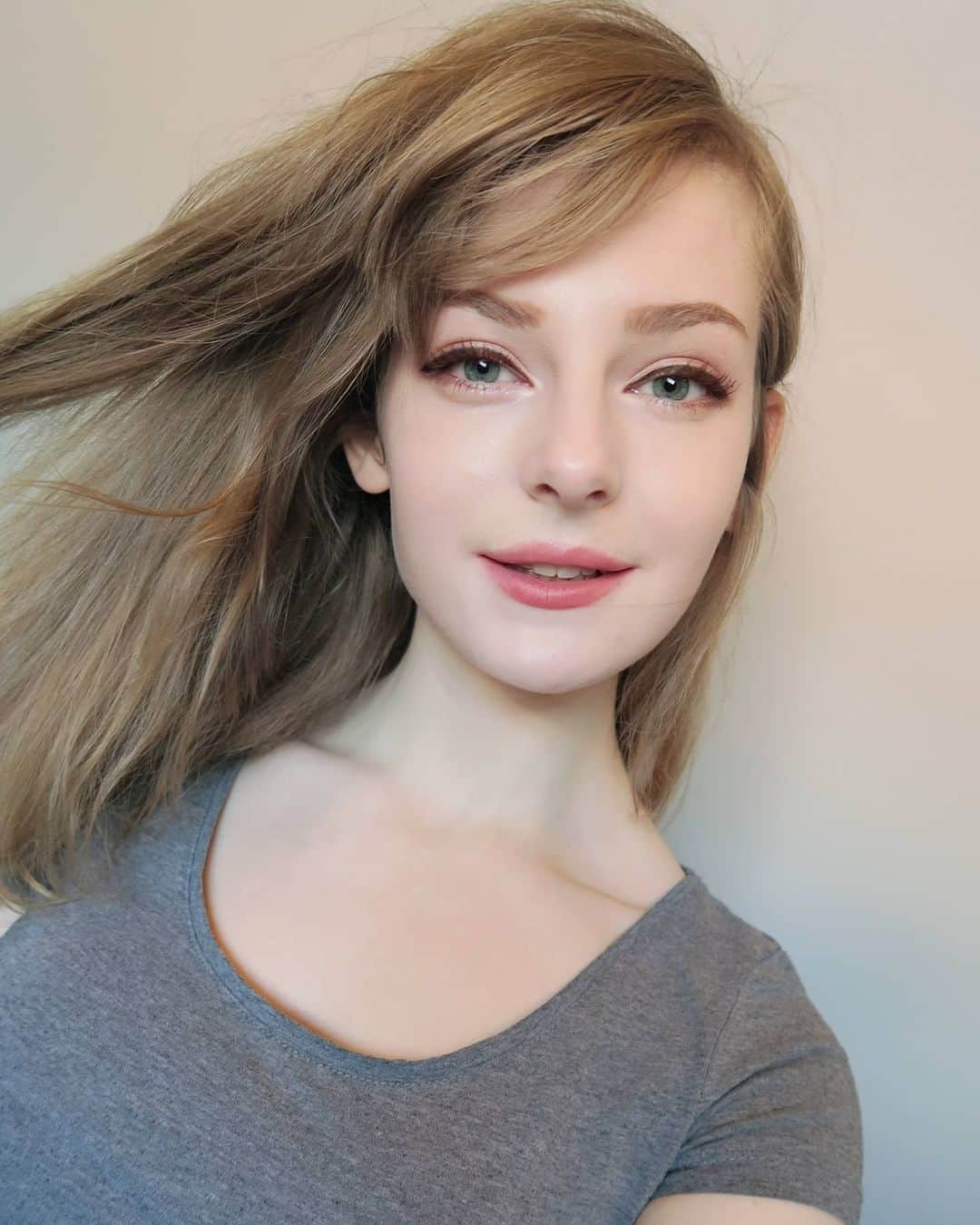 Ella Freyaのインスタグラム：「It's so hot and I have to walk 30 mins in the sun RIP me 🥵 暑すぎるので死にそう」