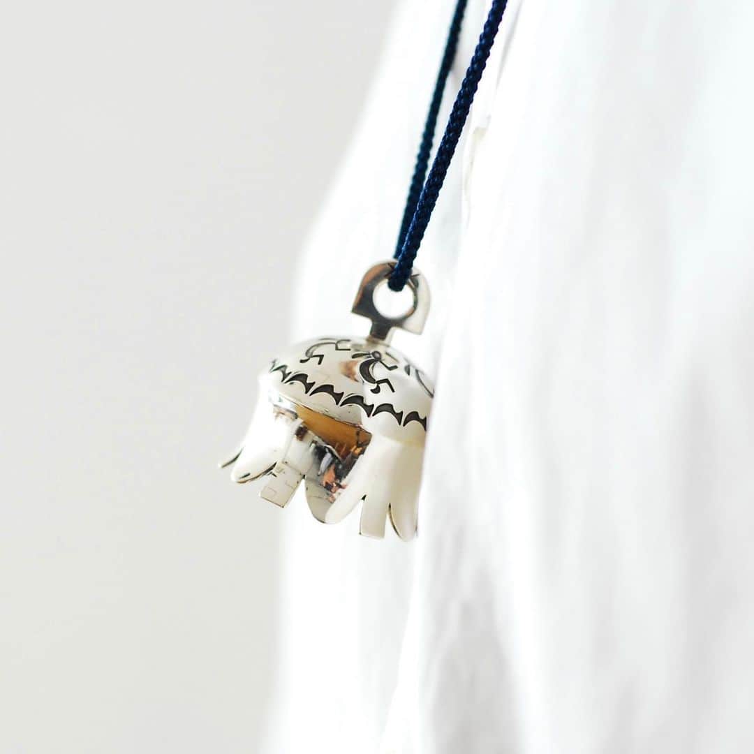 wonder_mountain_irieさんのインスタグラム写真 - (wonder_mountain_irieInstagram)「_ Norbert Peshlakai / ノーバートペシュラカイ "Bell Pendant" ¥93,500- _ 〈online store / @digital_mountain〉 https://www.digital-mountain.net/shopdetail/000000011872/ _ 【オンラインストア#DigitalMountain へのご注文】 *24時間受付 *15時までのご注文で即日発送 *送料無料 tel：084-973-8204 _ We can send your order overseas. Accepted payment method is by PayPal or credit card only. (AMEX is not accepted)  Ordering procedure details can be found here. >>http://www.digital-mountain.net/html/page56.html  _ #NorbertPeshlakai #ノーバートペシュラカイ _ 本店：#WonderMountain  blog>> http://wm.digital-mountain.info/blog _  JR 「#福山駅」より徒歩10分 #ワンダーマウンテン #japan #hiroshima #福山 #福山市 #尾道 #倉敷 #鞆の浦 近く _ 系列店：@hacbywondermountain _」6月26日 19時38分 - wonder_mountain_