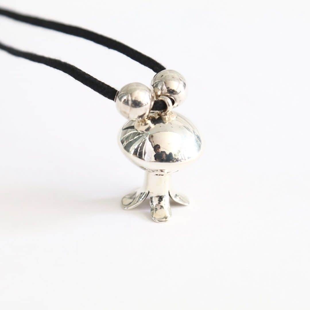 wonder_mountain_irieさんのインスタグラム写真 - (wonder_mountain_irieInstagram)「_ Cippy Crazy Horse / シッピー クレイジーホース "All SV Squash Pendant" ¥126,500- _ 〈online store / @digital_mountain〉 https://www.digital-mountain.net/shopdetail/000000011861/ _ 【オンラインストア#DigitalMountain へのご注文】 *24時間受付 *15時までのご注文で即日発送 *送料無料 tel：084-973-8204 _ We can send your order overseas. Accepted payment method is by PayPal or credit card only. (AMEX is not accepted)  Ordering procedure details can be found here. >>http://www.digital-mountain.net/html/page56.html  _ #NorbertPeshlakai #ノーバートペシュラカイ _ 本店：#WonderMountain  blog>> http://wm.digital-mountain.info/blog _  JR 「#福山駅」より徒歩10分 #ワンダーマウンテン #japan #hiroshima #福山 #福山市 #尾道 #倉敷 #鞆の浦 近く _ 系列店：@hacbywondermountain _」6月26日 19時38分 - wonder_mountain_