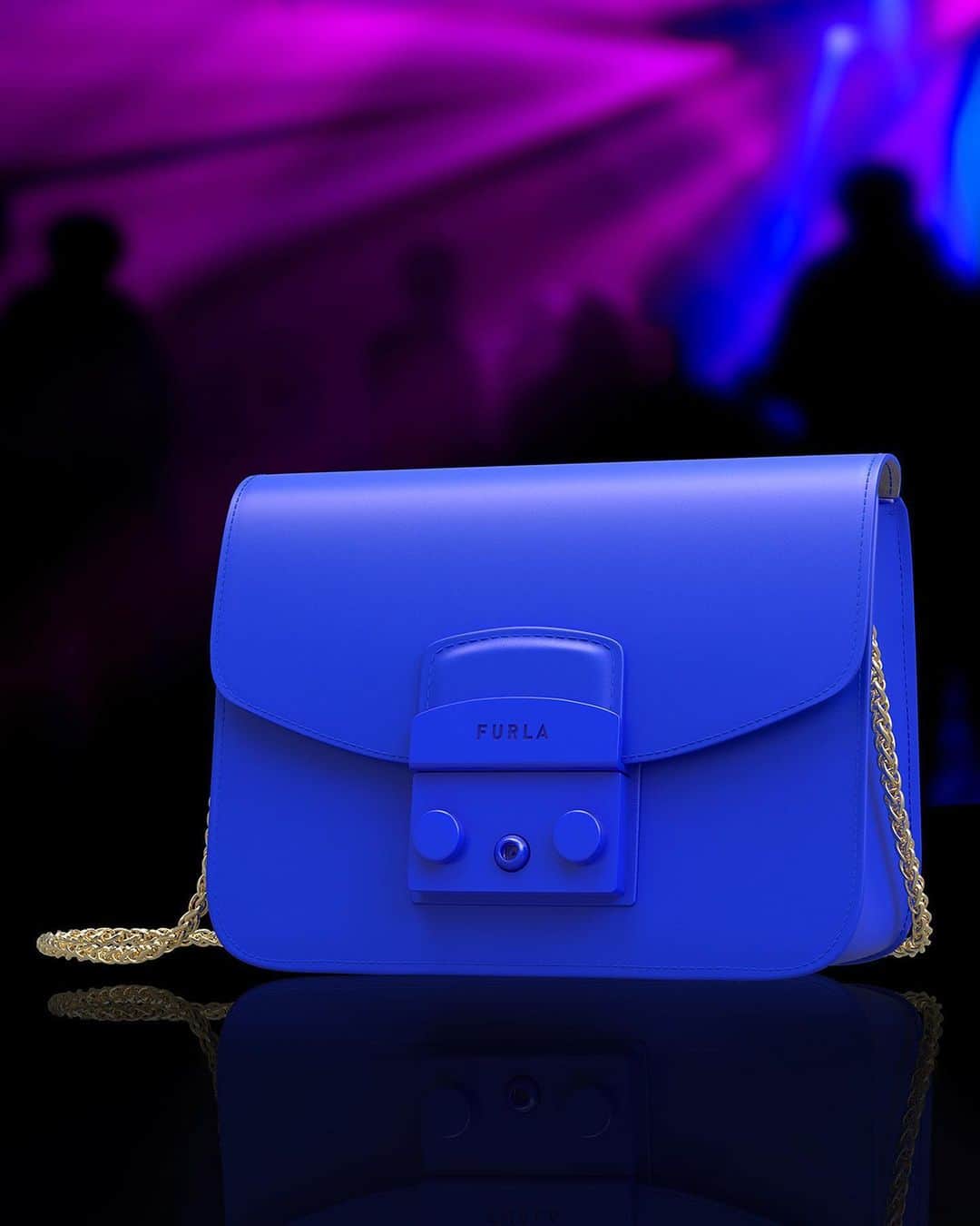 フルラのインスタグラム：「Let the Furla Metropolis spin your style all night long in electric blue. Feel the bass and sparkle with the cross body chain for a look that can take you anywhere.  #furlametropolis #dreammetropolis #thefurlasociety #furlafeeling #newcollection #furla #accessories #fashion」