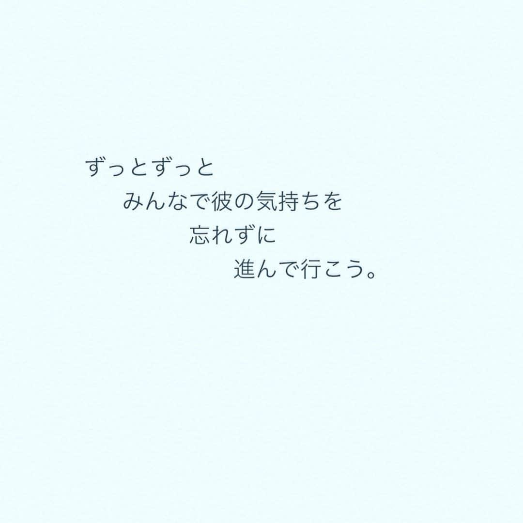 赤崎ティナ（西浦舞由美）のインスタグラム：「突然の訃報でした。 一時期芸能活動を休止し、 芸能界復活から私のことをずっと ずっとどんな時も 嬉しい時は喜んでくれて、発言で炎上しちゃった時は、私と同じくらい配信アプリで謝ってくれたり、常に味方で常にファンだった方が、この世を去りました。突然のことでした。 わたしは、何か返せたのかな？まだまだこれから恩返ししていくのに、今は、まだ恩返し出来てないよね。そんな早く逝かなくても。 失った穴は大きく、沢山泣きました。 大声で、子供のように泣きました。 けれど、わたしには、応援してくれているファンのみんながまだいる。 足を止められない。天国から彼がわたしをみた時、きっと「がんばれ」って言うと思うんです。 泣き顔も笑顔もふざけたとこも怒ったところも沢山見せてきた、大切なファンの方。 まだ、あなたは、自分がこの世からいなくなったことの理解ができていないかな。 わたしもあなたがいなくなったことの理解と整理ができていません。 けれど、僕が変わって引っ張っていくよ。ってＤＭをくれたファンの方もいたよ。あなたは、愛されてた。愛されてるよ。 わたしは、沢山この世界で傷ついてきたけど、沢山の愛も貰いました。 だから、足を止めようと思わなかったよ。 これからも、笑顔でみんなを引っ張っていかないといけないと感じたよ。 あなたがこの世から去ってまで伝えたかった気持ちを、これからは、胸に刻んで、更に更に幸せや笑顔を与えられるタレントになっていくよ。 ただ後悔は、5月にライブをしてたら、あなたの笑顔に会えたのかな。あの時、普通にライブ出来てたら、あなたの笑顔を見ることができたんだよね。 もう2度と聞けない、見れないあなたの声や顔が駆け巡ります。 けれど、それをバネに、もっともっと頑張るから。 天国で見守っててね。 安らかに。 そして、心よりご冥福をお祈りいたします。 死因につきましては、個人様のプライベートになりますので、控えさせていただきます。 今後とも、沢山のファンの皆様、変わらないご声援をよろしくお願いいたします。 私のお母さんのこと、よろしくね。 #タカラモノ〜この声がなくなるまで〜 ティナとの曲。 そう言ってくれたよね。 歌い続けていくからね。  赤崎ティナ」