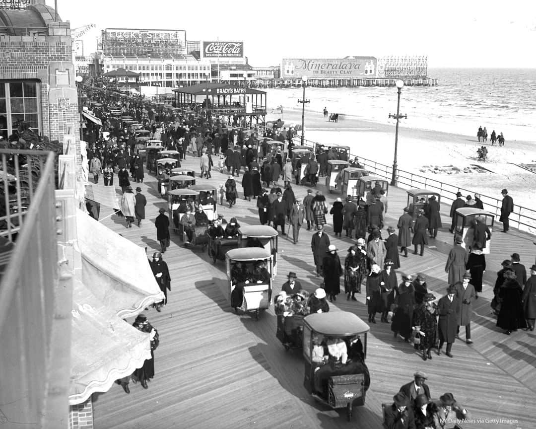 ABC Newsさんのインスタグラム写真 - (ABC NewsInstagram)「TODAY IN HISTORY: On June 26, 1870, the first section of the Atlantic City boardwalk opened to the public. These images show the boardwalk in the early 20th century.」6月26日 19時30分 - abcnews
