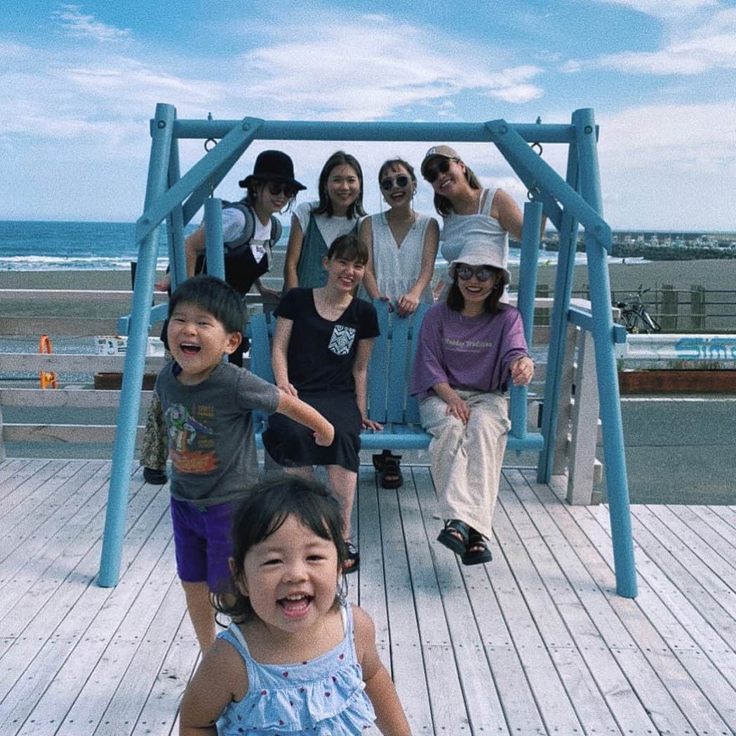 sayocoのインスタグラム：「みんないい顔☺️🌈💘 久々で楽しかったね〜💞🌟 日焼け止め塗り忘れて腕がヤケド💥🥵 #サザンビーチちがさき #papermoon」