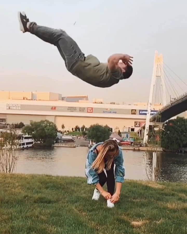 ダリア・スピリドーノワのインスタグラム：「Что творит этот человек @nikushkarus 🤩❤️ Ставьте ➕ кому нравятся такие видосы🔥」