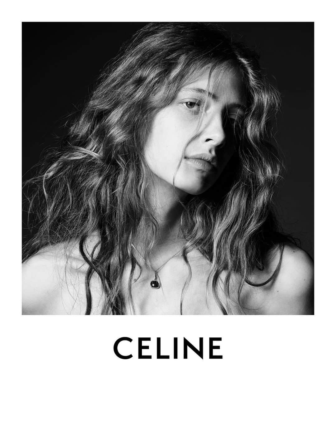 Celineさんのインスタグラム写真 - (CelineInstagram)「CELINE JOAILLERIE  COUSSIN CELINE  RAS DU COU IN GOLD AND GARNET  ANNA FRANCESCA PHOTOGRAPHED BY @HEDISLIMANE IN SAINT-TROPEZ IN NOVEMBER 2019  #CELINEBYHEDISLIMANE」6月26日 19時40分 - celine