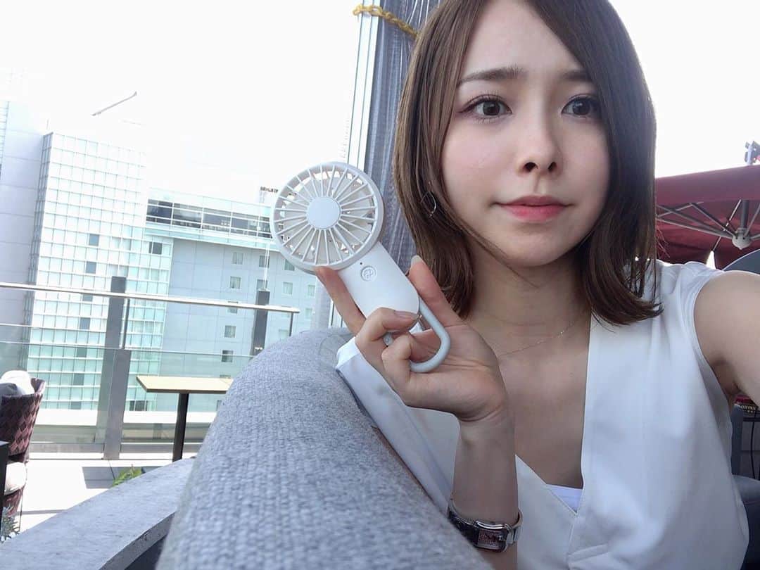 黒澤詩音のインスタグラム：「*﻿ ﻿ ﻿ ‪夏至を過ぎると、これからうだるような暑い日々がやってくる…‬﻿ ﻿ ‪早速、真中さんからいただいた扇風機を持ち歩い‬ております！﻿ ﻿ ﻿ さあ明日はいよいよ待望のJリーグ再開です！﻿私もしっかりと2週間の検温を終えるなど、新型コロナウイルスの感染防止対策をして取材へ行きますよ✊✨ 試合翌日の、WIN  BY ALL❗️放送をお楽しみに！！ ﻿ ﻿ #扇風機 #jleague #二十四節気 #夏至」