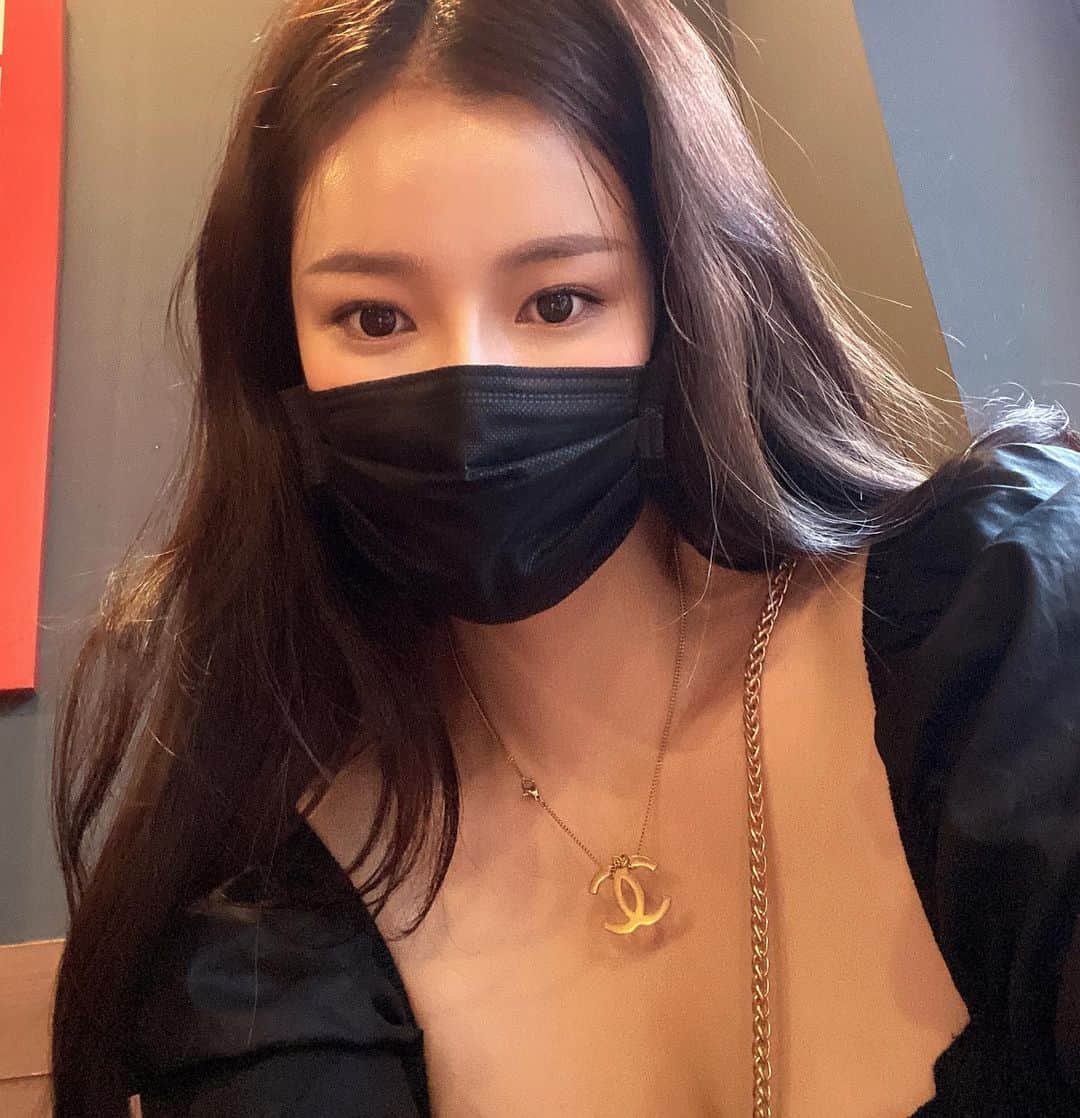 クォン・スジョンのインスタグラム：「너무 더워서 고데기 하다가 기절할거같다..」