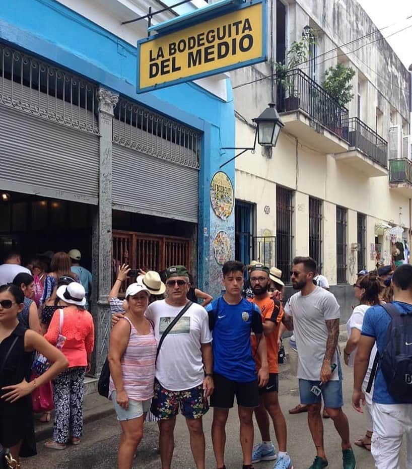 アントニオ・ルナのインスタグラム：「3 años de La Habana con la mejor de las compañías 🇨🇺❤️ #viajar #vida」