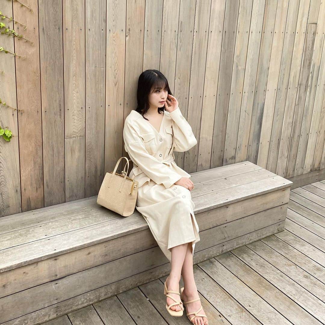 永井理子のインスタグラム：「ちゃんと真面目に撮ってる思いきや… 爆笑してます。2枚目🤭  最近ちょっと肌寒いと思ってたら急に暑かった今日 体調管理気をつけましょう〜。」