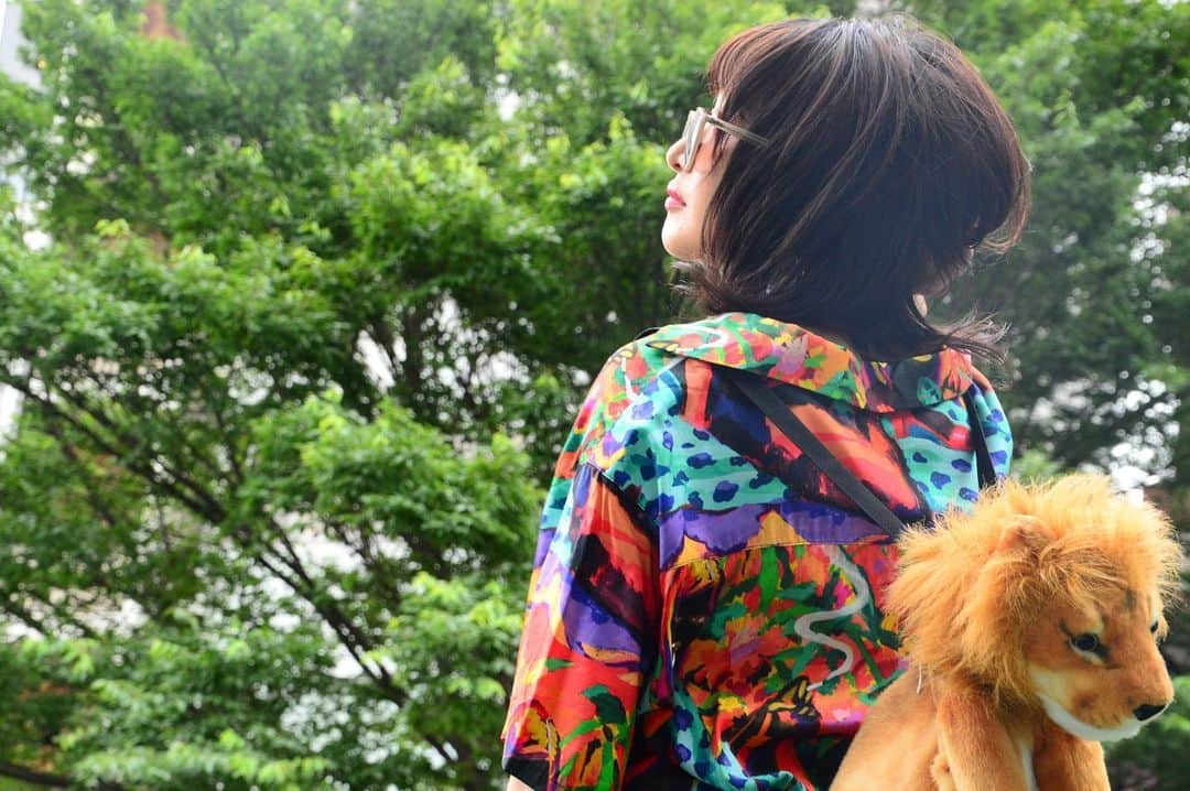 都乃のインスタグラム：「Photo by M.KAIYA  写真が来たので載せてくっ😍❣️ まずは、よくある、渋谷の歩道橋snap📸  ライオンリュック、マジで最近のお気に入り。🦁 名前はりゃんです  なんで、りゃんって名前かわかった人いたらまじ凄い🤣 さて、なぜでしょー？😜 #shibuya #miyashitapark  #japanesegirl #SATONO #Shooting #summershirt #ootd #マッシュウルフカット #2020summer」