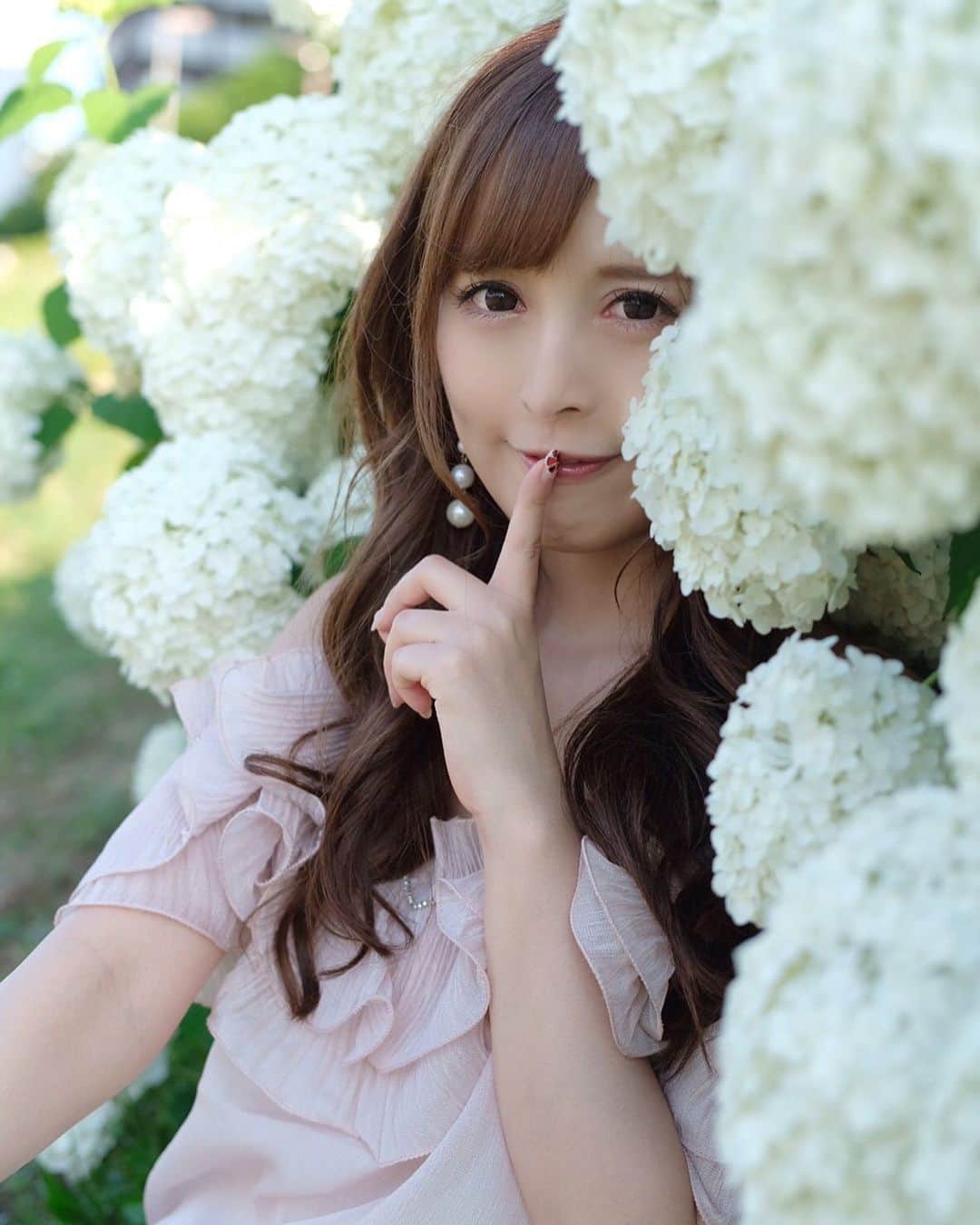 葵井えりかのインスタグラム：「素敵な紫陽花の写真💐 明日は1日ウェディング個撮👗 1日みんなの嫁ですよろしくお願いします🥰 . 【7/26浴衣個撮のお知らせ】 6/28日曜日の13:00から一斉受付になります！ 今回は事前予約なしです。 撮影会ラッシュですが、忘れずにご予約お願いします。😖！！！ 晴れてたらお外で浴衣デートしよ👘💕 .#portrait#撮影会#wedding #weddingdress #junebride #fm#instagood#結婚とは何か #永遠の謎 #葵井えりか」