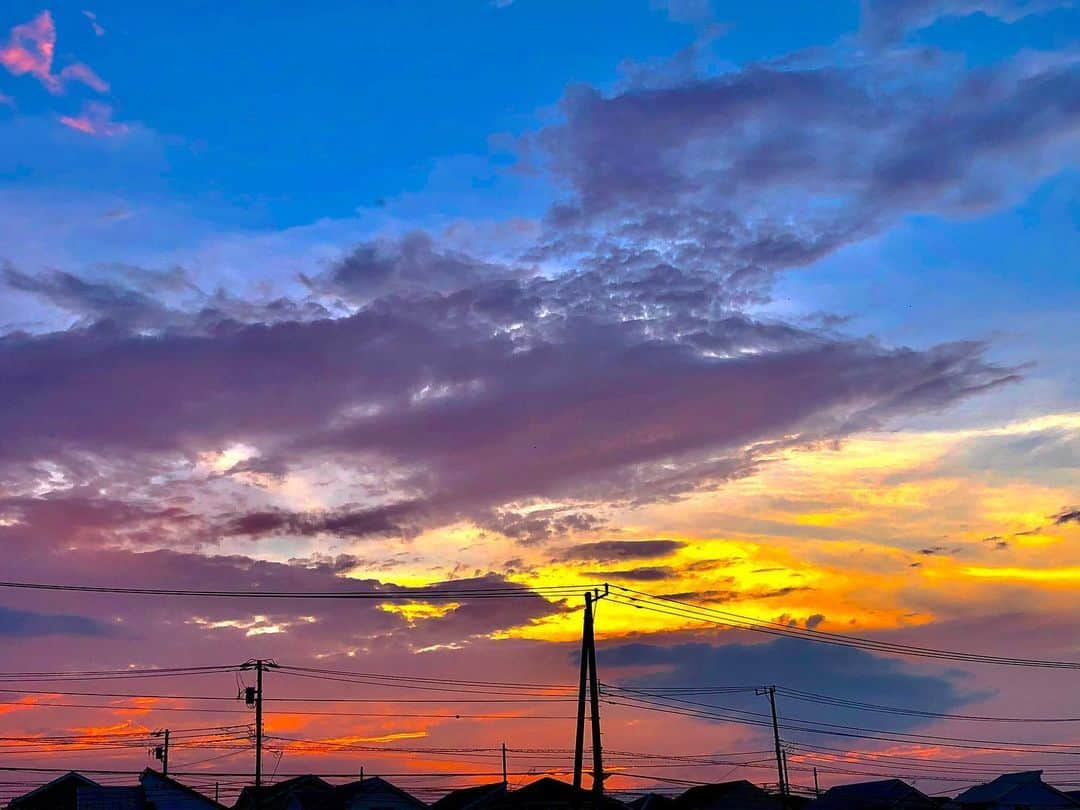 みんなのニュース「上を向いて歩こう」のインスタグラム：「ほろ酔いの夕焼け🥴 綺麗な空に今日も酔いました❤️ #いつも同じ道いつも違う空 #上を向いて  #夕焼け #夕焼け雲 #今日空 #キョウソラ #夕焼けの空 #空が好きな人と繋がりたい  #雲が好きな人と繋がりたい #夕焼けが好きな人と繋がりたい  #夕日 #夕陽 #黄昏  #黄昏時 #空が綺麗  #トワイライト #空のアート #夕方の空 #twilight #skyart」