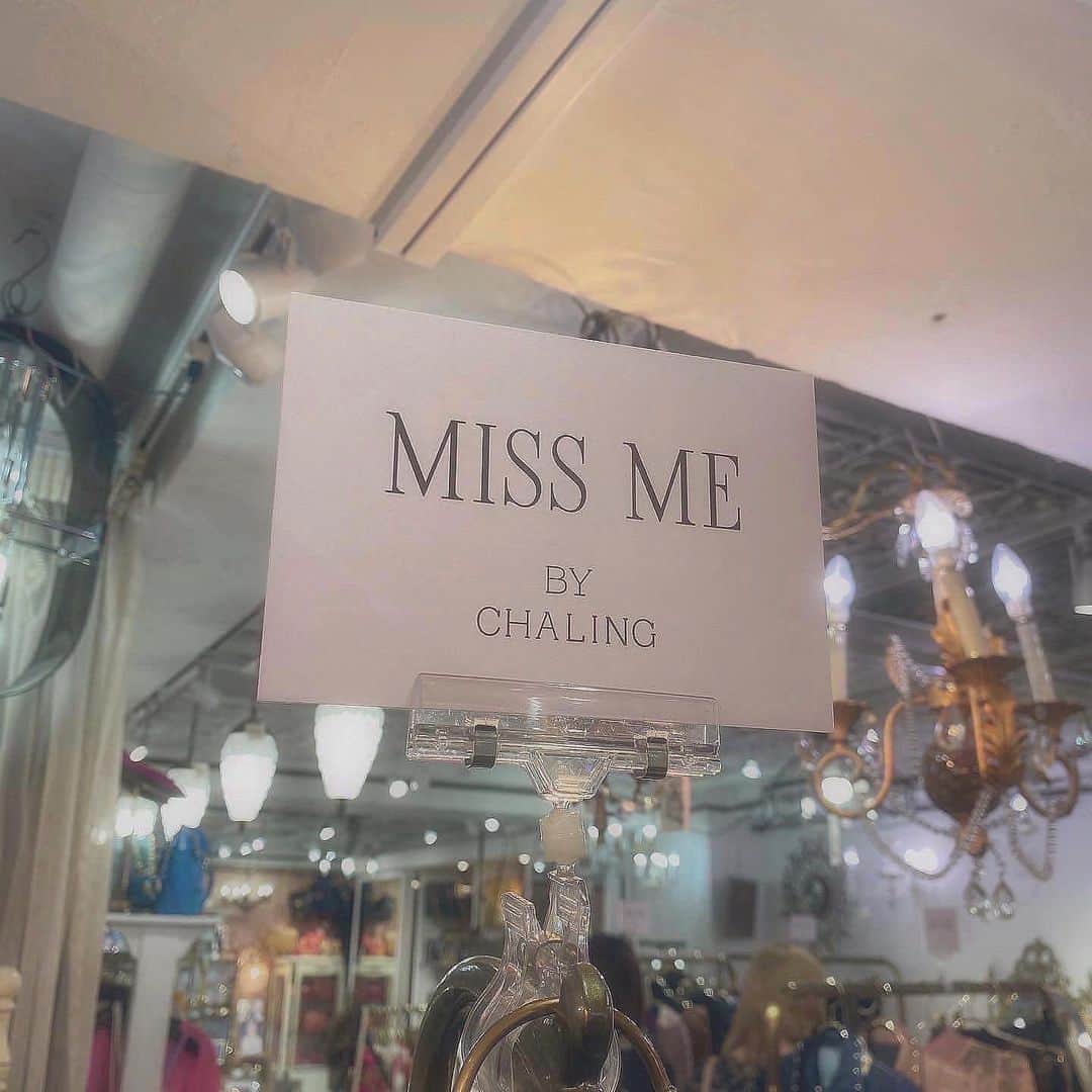 のインスタグラム：「𝑀𝐼𝑆𝑆 𝑀𝐸  𝙱𝚈 𝙲𝙷𝙰𝙻𝙸𝙽𝙶 @miss_me_by_chaling ✖︎ @saaya.xoxo   @swankiss_official を手掛けるプロデューサーであり親友のさあやが全世界の女性にロマンと潤いとフェミ二ンを贈る新ブランドをクラファンで提案。  目標額を遥かに超えて流石としか言いようがなかった…！ 年齢を重ねる毎に周りの目が気になって自信がなくなってしまったり、派手なお洋服が着にくくなってしまったり、そういった葛藤を抱えてる大人な女性をターゲットにしたブランド。同い年だからこそ共感出来て、ずっと頭の中で想い描いては悩んでいたのを知っていたし色々と自粛で大変だった中やっとこうやってA/Wの展示会が開けているこの現状が自分の事のように嬉しいです。本当におめでとう 💐  友達にも沢山会えて、ハッピーな会場でした。ノベルティーもかわいくて使えそうだし☑︎したオーダー品が届くの楽しみ ♥ 明日からオフィシャルサイトで予約開始らしいのできになる方は是非チェックしてみてください 🤳🏻✧」