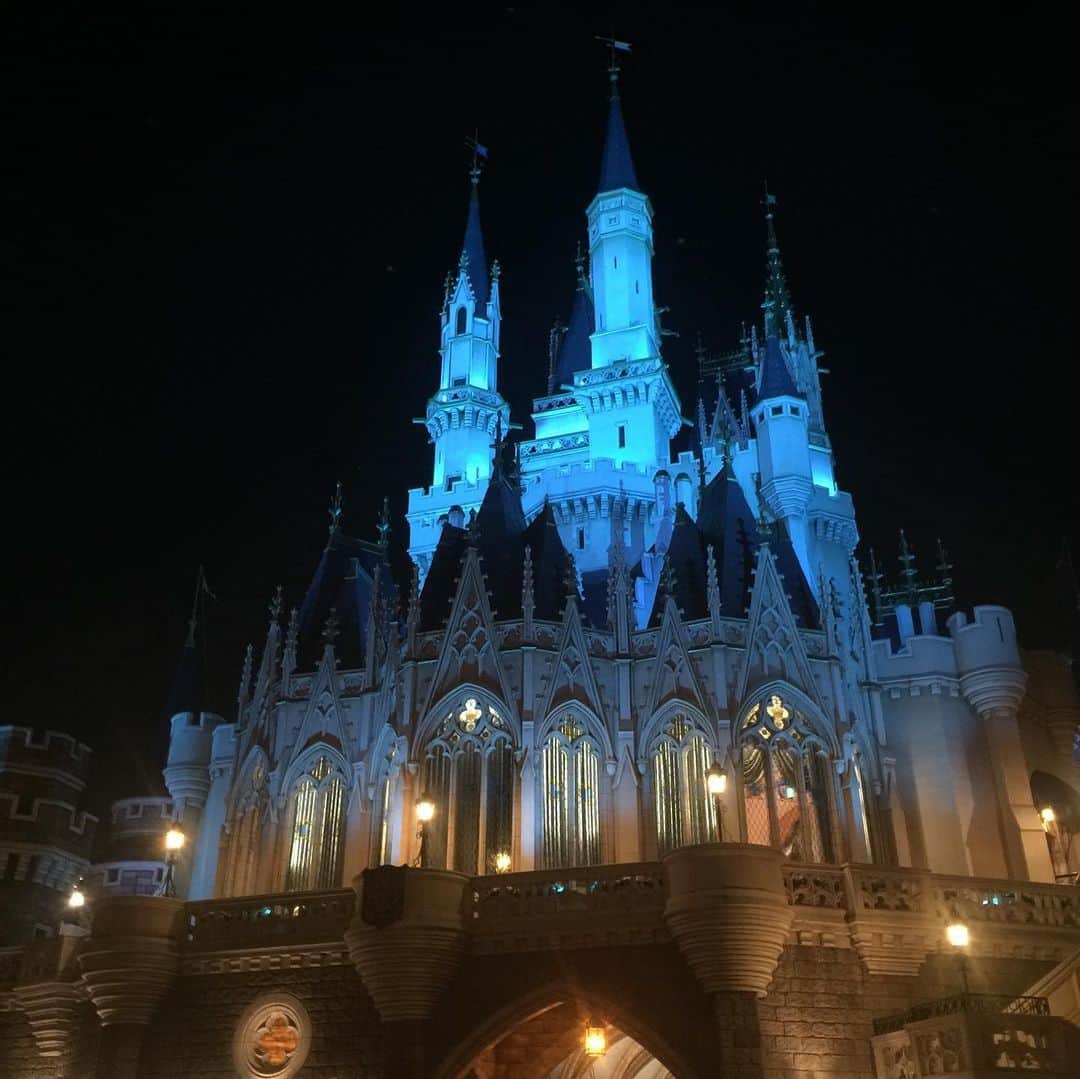 上田昌幸のインスタグラム：「東京ディズニーリゾート再開本当に嬉しい！！待ってました！！うれしくてうれしくて！！みんなにも会いたい！！😆 ここまでは、テレビなどで使われる僕のキャラクターな部分。 そして、本当にそう思っている。 大好きなディズニーだから。 本当に本当に毎日ディズニーを思い、再開を願っていました。  ここからはバラエティーや情報番組では使われないところ。  でも、それでいいのかな…  まだまだコロナは終わってない。  実は…こんなこと考えたくないけど、僕が恐れてることは夢の国でクラスターが発生することなんです。  チケットが無事に買えた人たちにお願いがあります。  万が一、体調に不安がある場合は無理しないでほしい。  全く不安のない人もソーシャルディスタンスやルールを守るのはもちろんだけど、「自分の身は自分で守る！」これ、とても大事です。  とにかく無理をしない。 別のタイミングもあるから。 夢の国は永遠だから。 あせらないでほしいです。 僕もあせらない。  勇気ある撤退も必要な時があるよ。  #東京ディズニーリゾート #初日に買えた人、あの激戦をすごい✨ #ディズニー行けたらミッキーマスクまず欲しい✨ #色々妄想しちゃう😍 #フローズンファンタジーの時のシンデレラ城 #シー15周年の時のアクアスフィア #懐かしい写真でございましょ❓」