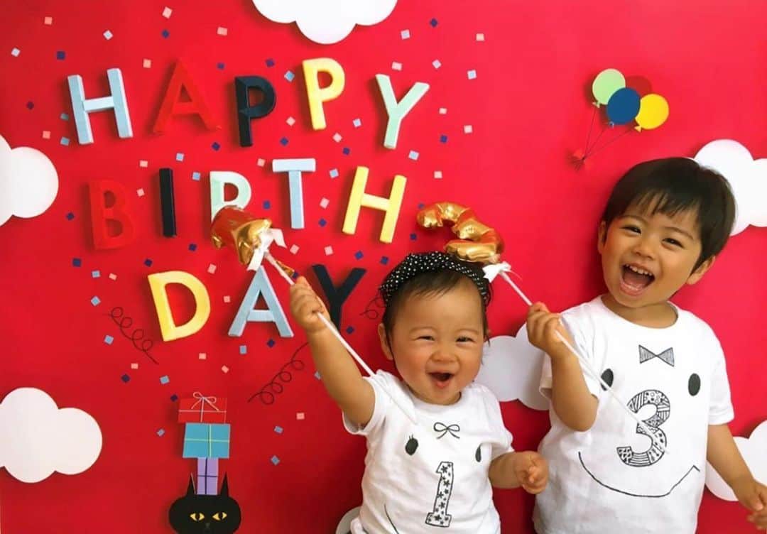 gracocoro Ryoko ONLINE SHOP＜グラこころ＞さんのインスタグラム写真 - (gracocoro Ryoko ONLINE SHOP＜グラこころ＞Instagram)「双子みたいに仲良し💕 4歳&6歳兄妹のバースデーフォト🎉 ・ pic by @nishi_yu さま✨ ・ お誕生日が1日違いという二人。 毎年、数字のバルーンを持って 撮影してくださっているのですが 毎年のこの仲良しぶりが 本当に可愛くって❣️ ・ 見比べると… 妹ちゃんがどんどん背が伸びて… 今年は本当に双子のよう🤗 ・ 毎年、数字のバルーンを 定番アイテムとして 撮影してくださっているので より成長が感じられますね✨ ・ 特に、こうやって ごきょうだい一緒に撮影される場合は それぞれの年齢に特別感がでますよね✨ ・ ごきょうだいでの撮影をお考えの場合は ぜひ取り入れたいアイデア❣️ ・ @nishi_yu さま✨ 今年もニコニコ仲良しのとってもかわいいふたりのバースデーフォトをありがとうございます😊 ・ ・ ・ ・ ・ 🎂バースデーフォトをご紹介OKの方は #グラこころのバースデー @gracocoryoko  をつけてpostしていただけると嬉しいです😊 お写真のこだわりポイントなどもぜひお書きください✨ ＊🔐アカウントの場合はこちらから発見できませんので ご注意ください🙇 ・ ・ 一枚、貼るだけ。 おうちが写真館になる。 ・ グラこころオンラインショップは @gracocoryoko  プロフィール欄リンクHPから ・ ・ #グラこころ #gracocoro #おうち写真館  #親バカ部 #兄妹写真  #兄妹リンクコーデ  #兄妹ママ  #2019年生まれ #2018年生まれ#2017年生まれ  #兄妹コーデ  #男の子ママ #女の子ママ #新米ママ #8月生まれ #7月生まれ #おうち時間 #3歳誕生日  #おうち撮影 #バースデーフォト #誕生日飾り付け #おうちバースデー #おうち時間 #おうち時間を楽しもう #成長記録 #おうち時間を楽しむ #おうちスタジオ」6月26日 20時01分 - gracocoryoko