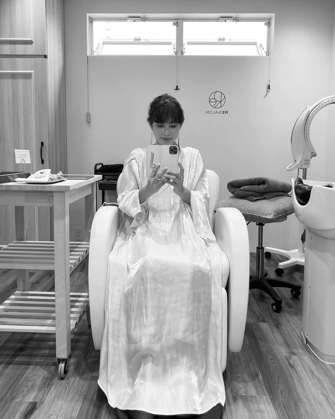 JUNNAのインスタグラム：「@watanabeyoshie @akiko.1113.54 @sonekana と笑いの絶えないランチから 久しぶりの @resalon.co.jp へ  青山 RESALON（アールイーサロン） は日頃からホームケアシリーズを愛用している 育毛＆美髪の専門サロン  髪のお悩みを根本改善できる信頼のサロン。  毎日マッサージするように心がけているけどまだまだ頭皮がカタイみたい。頭皮はカタイと良いこと一つもないからね... プロの手も借りながら セルフケアも頑張ろう...💪 それにしても、写真で見る自分の髪の毛の長さに驚き...👀 そして、今日も @nao_1117 くんのカット、カラーを褒められた🙏 私が10年以上 @nao_1117 くんの所へ通う理由...🤫 撮影の時とか必ず美容師さん聞かれる。 凄💪 ・ ・ ・ #ヘアケア」