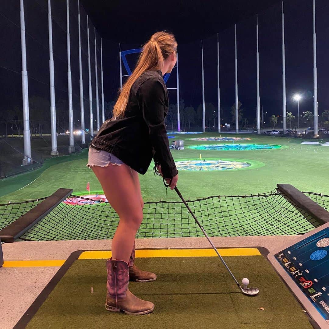 シャルロッテ・キャスリックのインスタグラム：「Daisy dukes and cowboy boots」