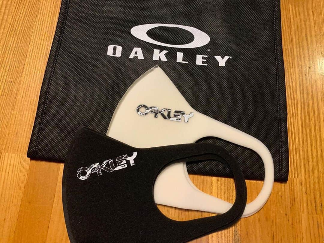 高橋侑子さんのインスタグラム写真 - (高橋侑子Instagram)「#oakleymask #oakleyshibuya 6月初旬にオープンしたばかりのオークリー渋谷店限定で販売されているマスク！カラーはホワイト/ブラック以外にも、ピンク/ブルー/イエローの5色展開です。医療用ではありませんが、ポリエステルスポンジ製でスポーツをする時にも👌 #オークリーストア #マスク」6月26日 20時06分 - yuko_takahashi8