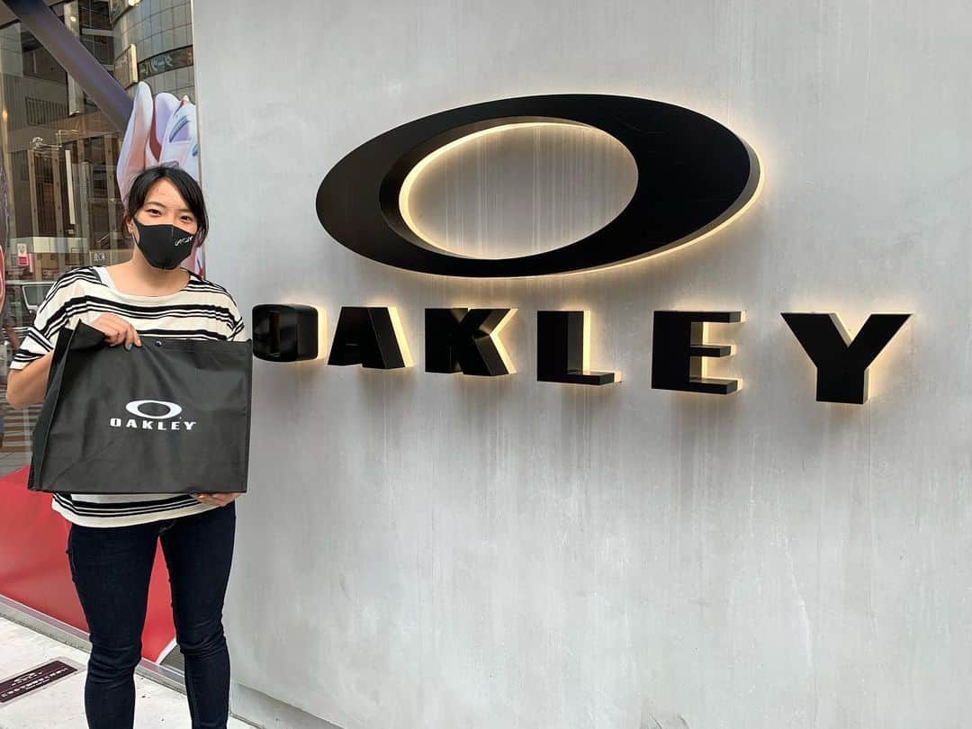 高橋侑子のインスタグラム：「#oakleymask #oakleyshibuya 6月初旬にオープンしたばかりのオークリー渋谷店限定で販売されているマスク！カラーはホワイト/ブラック以外にも、ピンク/ブルー/イエローの5色展開です。医療用ではありませんが、ポリエステルスポンジ製でスポーツをする時にも👌 #オークリーストア #マスク」
