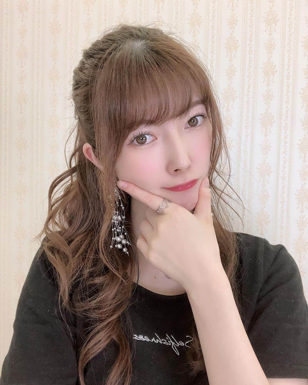 日下部美愛のインスタグラム：「いつの間にかめっちゃ茶髪になってた罠 . . .#photo #japan #model #me #hair #fashion #makeup #selfie #followme #instagood #camera #instadaily #dailylook #自撮り #한국 #맞팔 #사진 #데일리 #데일리룩 #인스타사진 #인스타그램 #일본인 #패션」