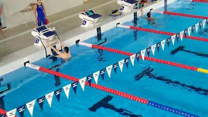 のインスタグラム：「今日は3月末ぶりに試合形式のレースをしました！！ 100m背泳ぎ 53秒1でした。 まずまず🙆‍♂️ 新型コロナウイルスの影響で試合が無くなっていますが、この期間改めて感じたのは泳ぐ事が純粋に好きなんだなと。自分は生涯泳ぎ続けたい。それくらい水泳、泳ぐ事が好きなんだと。  なのでこれからも末永く応援してください！  #2ヶ月ぶりの投稿 #swimming #itomantoshin #arena #yakult」