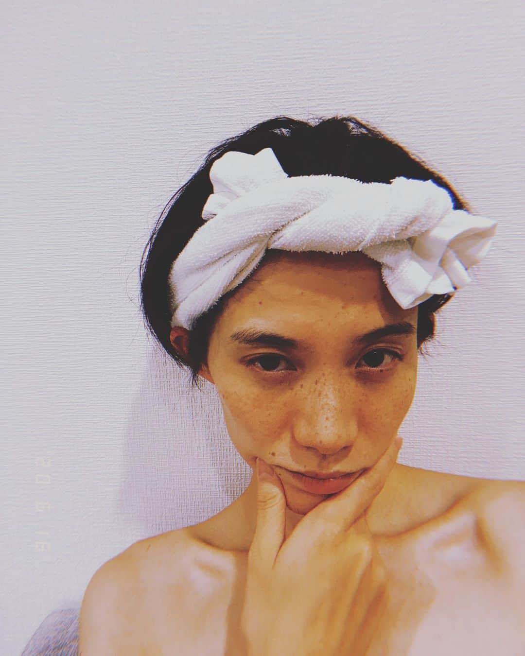 平山奈美のインスタグラム：「お風呂あがりのケアは  @nowfoodsofficial 🧖🏻‍♀️ クレイ後はびっくりするくらい化粧水がどんどん入るし肌がワントーンあがる🧑🏽🧑🏻 .  #お肌ケア  #お肌 #スキンケア #メンテナンス #お手入れ #パック #クレイ #フェイスパック #クレイパック #泥パック #ママ #男の子ママ #オーガニック #デトックス #ふざけ癖 #トーンアップ #ケア」