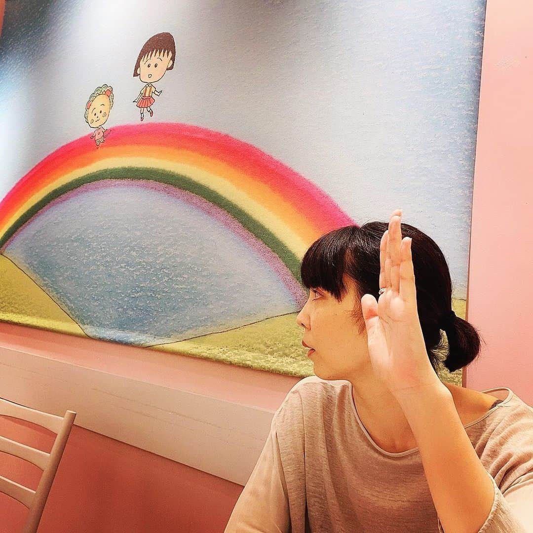 緒月遠麻さんのインスタグラム写真 - (緒月遠麻Instagram)「☺︎ 店員さんに なかなか気付いてもらえないタイプ。笑 色んな手で 『注文お願いします。』アピール中👏🙄 #コジコジ #☕️🧁」6月26日 20時23分 - toma_ozuki