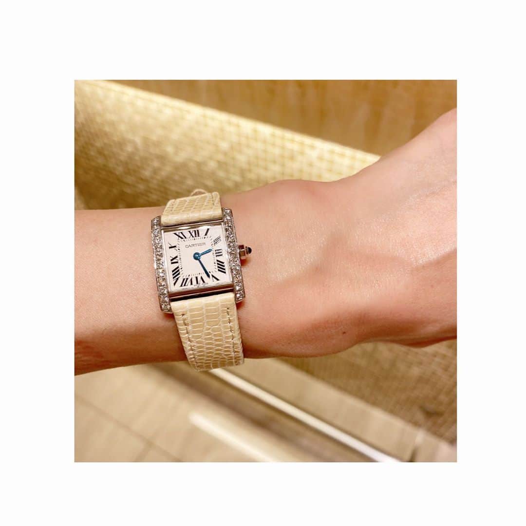 金子エミさんのインスタグラム写真 - (金子エミInstagram)「カルティエ腕時計の革ベルトを… 夏色に〜🌞 ブラックから🖤⇨初のクリームホワイトへ🤍変えてみました。 ・ ・ #腕時計 #カルティエ時計  #caltier  #レザーベルト交換」6月26日 20時22分 - emikaneko1114