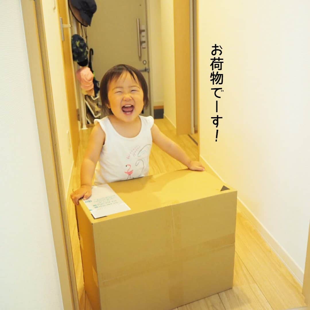 makikoさんのインスタグラム写真 - (makikoInstagram)「❤︎ ことちゃん宅急便🚛  こーんな大きい荷物も運んでくれるのです！📦💪🏻（笑）  ピンポーンが鳴ったら一目散に玄関へ行き、 私が受け取った荷物をリビングまで運んでくれるよ🐥💕 #ことちゃん宅急便 #何よりスマイルが素晴らしい #まさか持ち上げて運ぶとは #1歳 #女の子 #親バカ部」6月26日 20時22分 - batako93