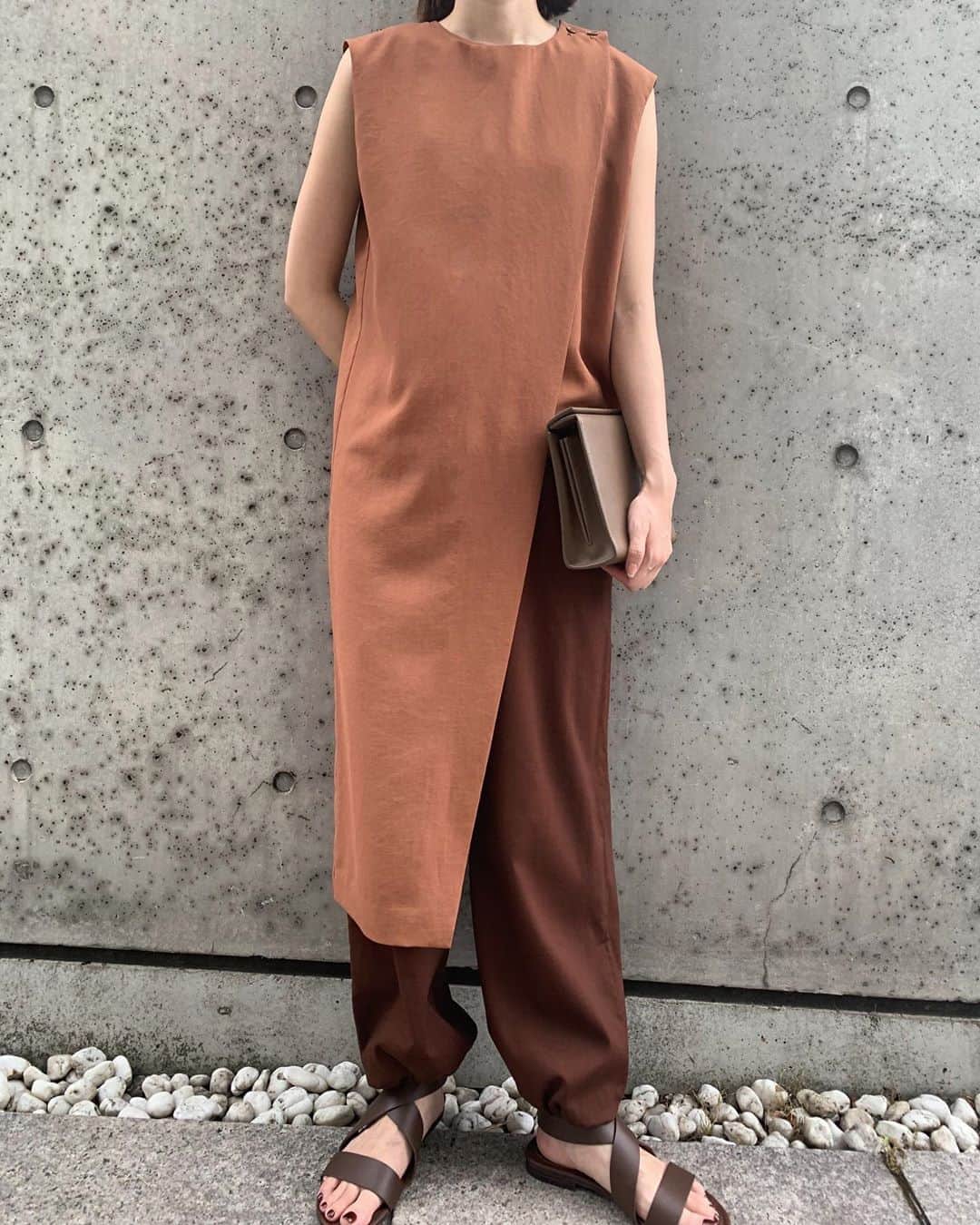 中村真里さんのインスタグラム写真 - (中村真里Instagram)「.﻿ この色味のトーンは今まであまりやってこなかったけど、カラーものなのに落ち着いた雰囲気で挑戦しやすい◎トップスにデザインが効いているからボトムは色だけ気にして、シンプルなロングスカートやパンツ合わせるだけでok☺️﻿ ﻿ ◽︎ Outside double shoulder tops﻿ ◽︎ Drawstring easy PT (7/1-)﻿ ﻿ #RIMARK_Outsidedoubleshouldertops﻿ #RIMARK_DrawstringeasyPT」6月26日 20時15分 - _marinakamura_