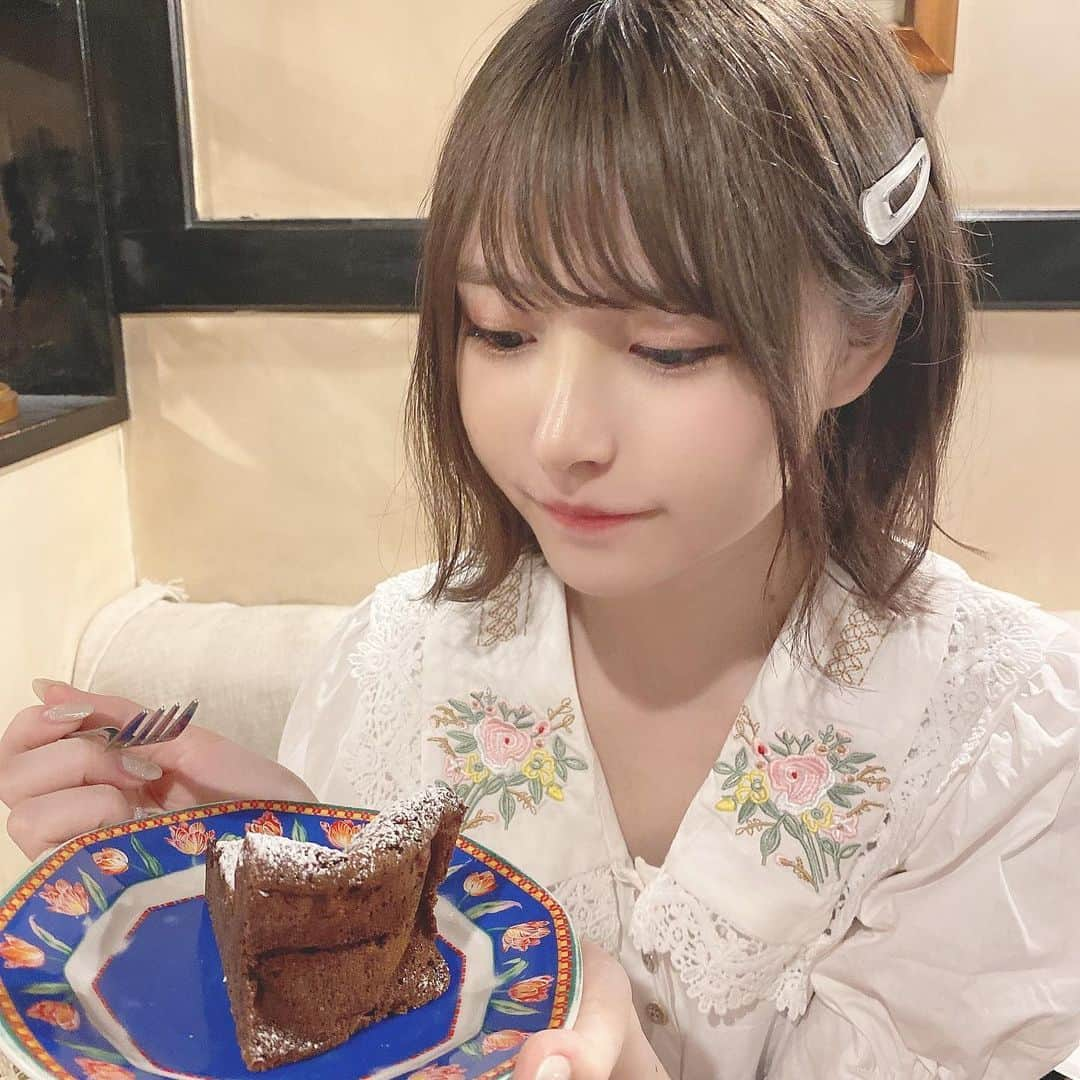 小此木流花さんのインスタグラム写真 - (小此木流花Instagram)「こないだかわいいカフェいった🐈 髪の毛色落ちしてきて茶色だあ 刺繍のブラウス可愛いでしょ ピザトーストとミートソースパスタとガトーショコラ おしいかーたーー この日ユーホーキャッチャーで絶対欲しいの見つけて死ぬ気でとったから明日載せる₍ᐡ- ̫-ᐡ₎  #ブラウス#bechic  #カフェ」6月26日 20時17分 - okonogi_ruka