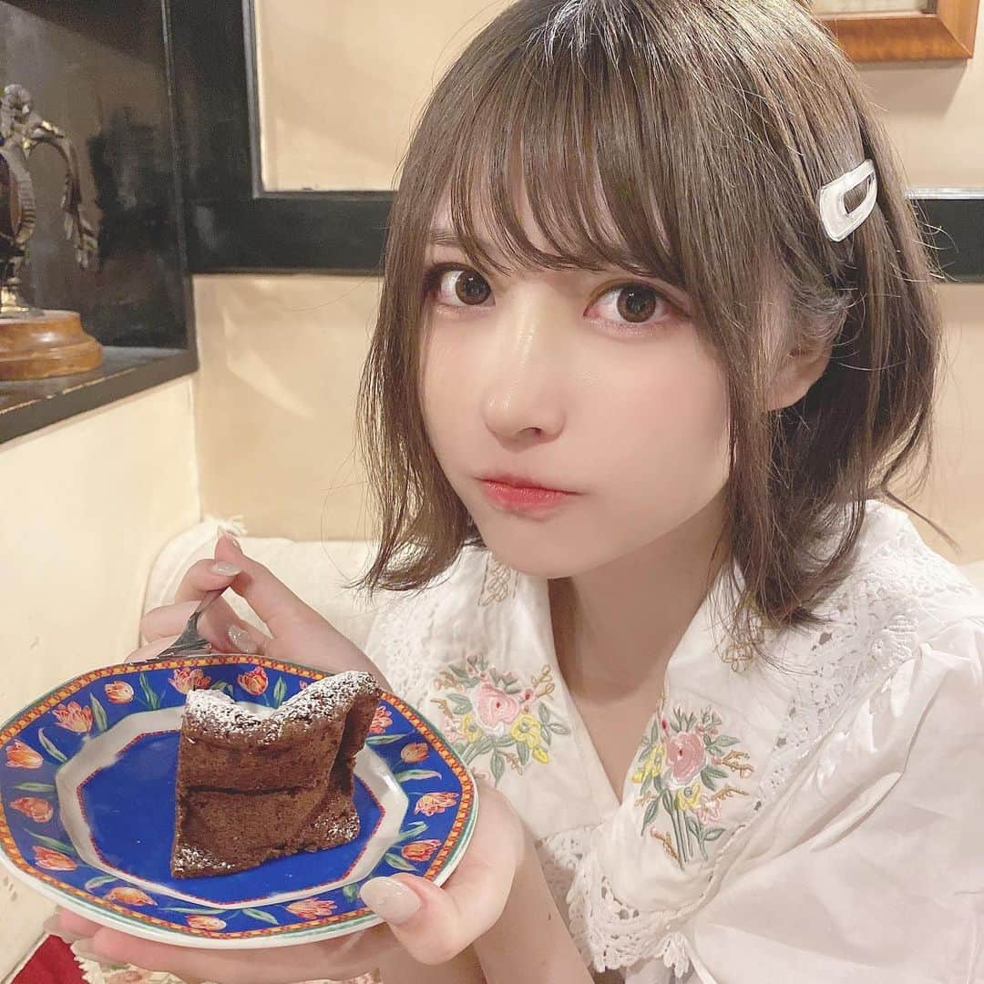 小此木流花さんのインスタグラム写真 - (小此木流花Instagram)「こないだかわいいカフェいった🐈 髪の毛色落ちしてきて茶色だあ 刺繍のブラウス可愛いでしょ ピザトーストとミートソースパスタとガトーショコラ おしいかーたーー この日ユーホーキャッチャーで絶対欲しいの見つけて死ぬ気でとったから明日載せる₍ᐡ- ̫-ᐡ₎  #ブラウス#bechic  #カフェ」6月26日 20時17分 - okonogi_ruka