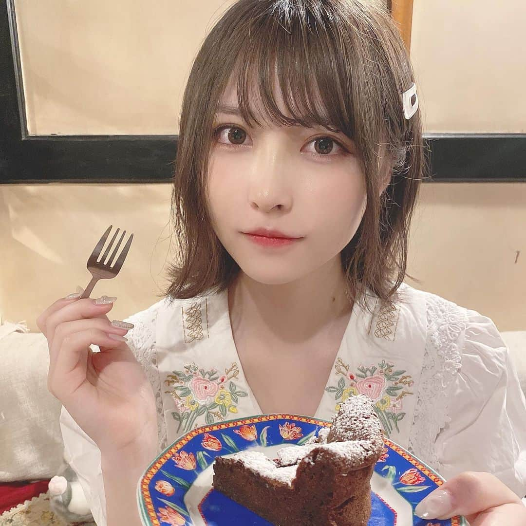 小此木流花さんのインスタグラム写真 - (小此木流花Instagram)「こないだかわいいカフェいった🐈 髪の毛色落ちしてきて茶色だあ 刺繍のブラウス可愛いでしょ ピザトーストとミートソースパスタとガトーショコラ おしいかーたーー この日ユーホーキャッチャーで絶対欲しいの見つけて死ぬ気でとったから明日載せる₍ᐡ- ̫-ᐡ₎  #ブラウス#bechic  #カフェ」6月26日 20時17分 - okonogi_ruka