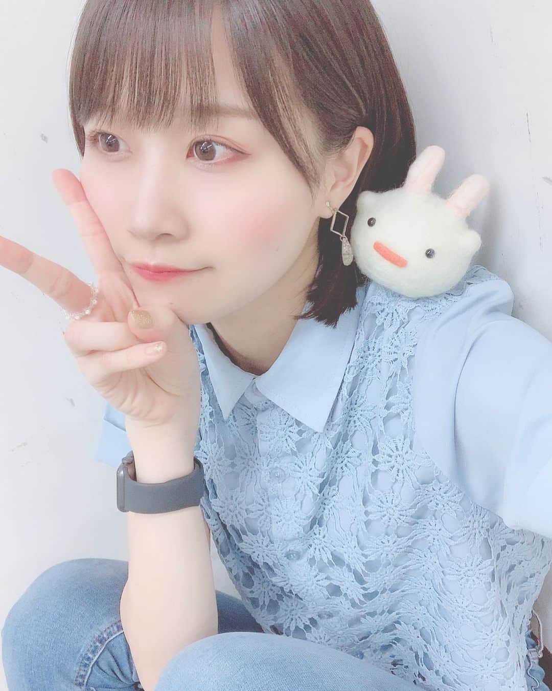 のインスタグラム：「💙💙 . 配信中の罰ゲームで、3日間どこかしらに メンバーカラーの水色を取り入れないとダメで 昨日は水色の服着ました🙋🏻‍♀️💙（笑） この服可愛いよね☺️☺️ 好評で嬉しかった💓 今日はイヤリングで水色取り入れてます（笑） .」