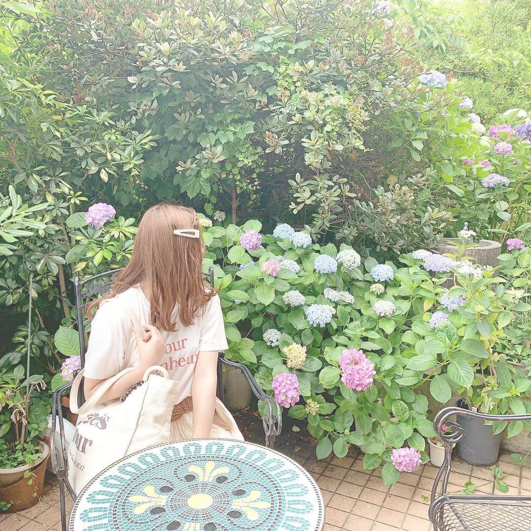 小熊倫実さんのインスタグラム写真 - (小熊倫実Instagram)「🌧🌧🌧﻿ ﻿ ﻿ 最近湿気がものすごくて﻿ 梅雨の始まりを感じてます 🐌🌧﻿ ﻿ そして紫陽花が今ものすごく綺麗で﻿ 街中で見つけるたんびに幸せな気持ちになる💐﻿ ﻿ マリンピア日本海の近くにある﻿ ジェラテリアポポロ さんの﻿ この席が紫陽花がとっても綺麗でした🤤🍨﻿ ﻿ すっかりおでこ全開です👶🏻﻿ ﻿ #新潟﻿ #ジェラート﻿ #ジェラテリアポポロ﻿ #紫陽花﻿ #gelato﻿ #gelateriapopolo﻿ #🐌#🌧#🍨﻿」6月26日 20時20分 - tsugumi_oguma2929