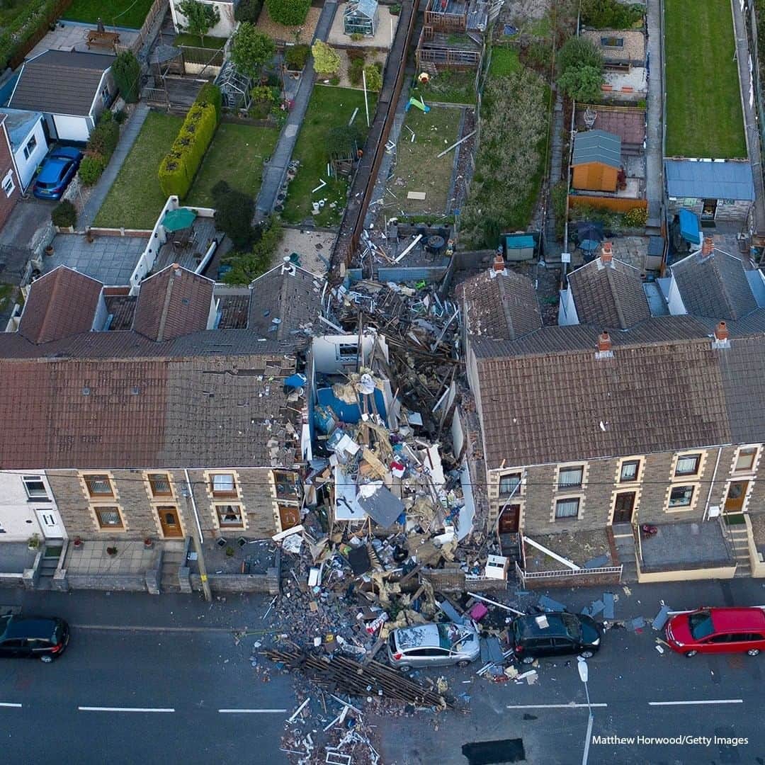 ABC Newsさんのインスタグラム写真 - (ABC NewsInstagram)「An aerial view of the scene following a house explosion in Seven Sisters, Wales. Two children and an adult were hurt in the blast. #wales #explosion #unitedkingdom🇬🇧」6月26日 20時30分 - abcnews