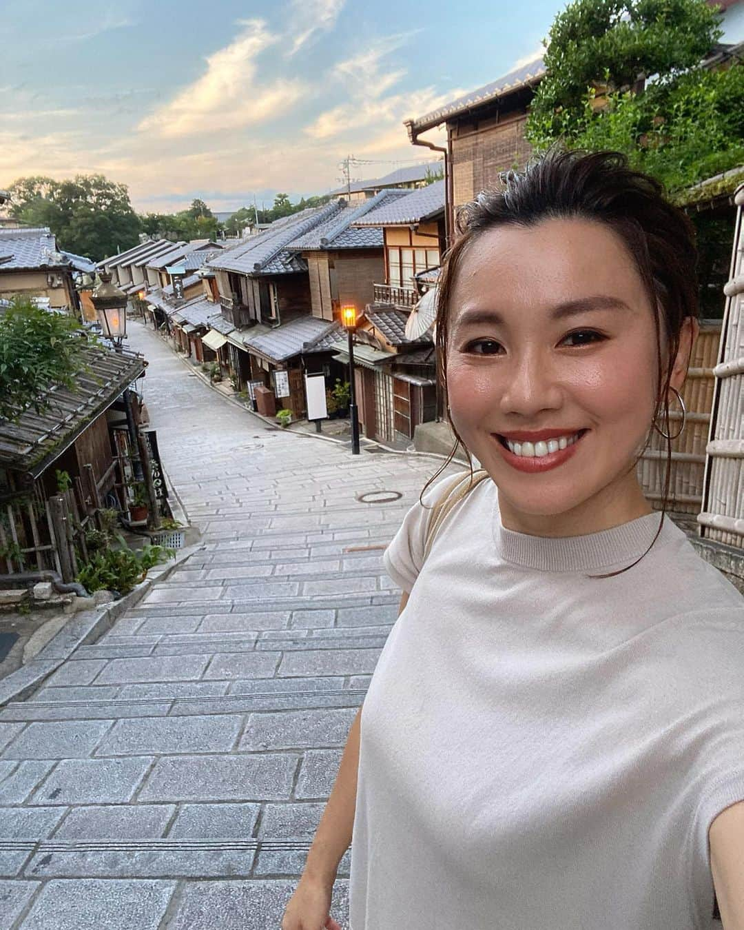 Hiroe Hiranoさんのインスタグラム写真 - (Hiroe HiranoInstagram)「『GOOD NATURE HOTEL』 気になってた京都のホテルへ。 色々とキャッチできました☺️ @goodnaturehotel  世界で初めて、#WELL認証 を 申請しているそう。  WELL Building Standard®は、人々の健康とウェルネスに焦点を合わせたビルト･エンバイロメント(建築や街区の環境)の性能評価システム。  WELL v1は7つのコンセプト（空気、水、食物、光、フィットネス、快適性、こころ）を通して、人間の健康とウェルビーイング（幸せな暮らし）に影響を与えるさまざまな機能を測定・評価・認証するパフォーマンスベースの評価システムだそう。  こういうコンセプトがベース（というか当たり前）の コトやモノが増えていく時代ですね✨ 🌏  この日は３万歩あるいたよ❣️👣 よく歩く私たちです☺️✌️ . #partofnature #japan #日本 #lifestyle #ライフスタイル #wellbeing #サスティナブル　#sustainable」6月26日 20時23分 - hiroe_hirano