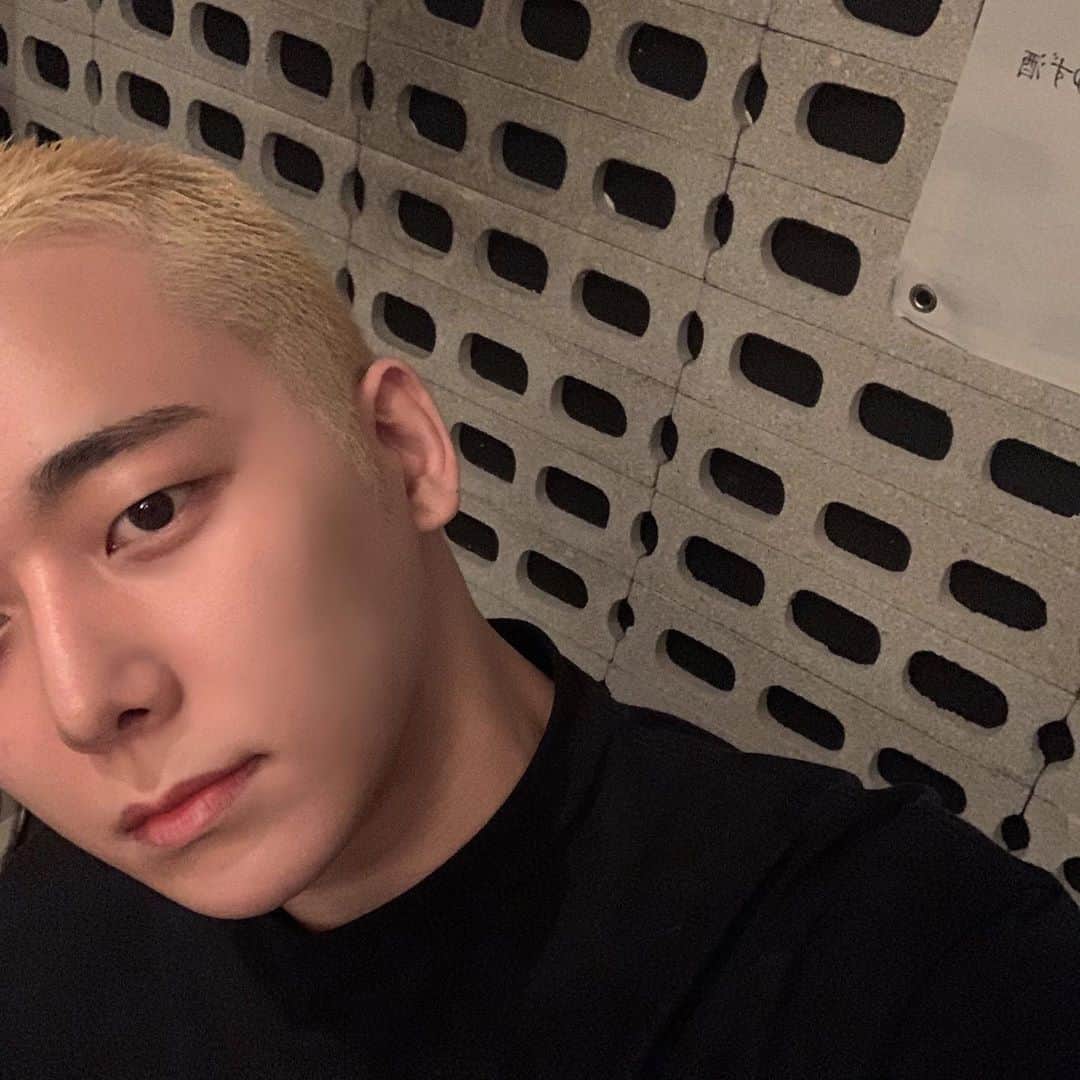 チェジン のインスタグラム：「say hi to my new hair👋🏻」